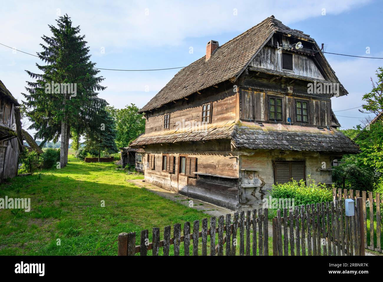 Antica casa tradizionale in legno nel villaggio di Mužilovčica. Parco naturale di Lonjsko Polje, Croazia. Foto Stock