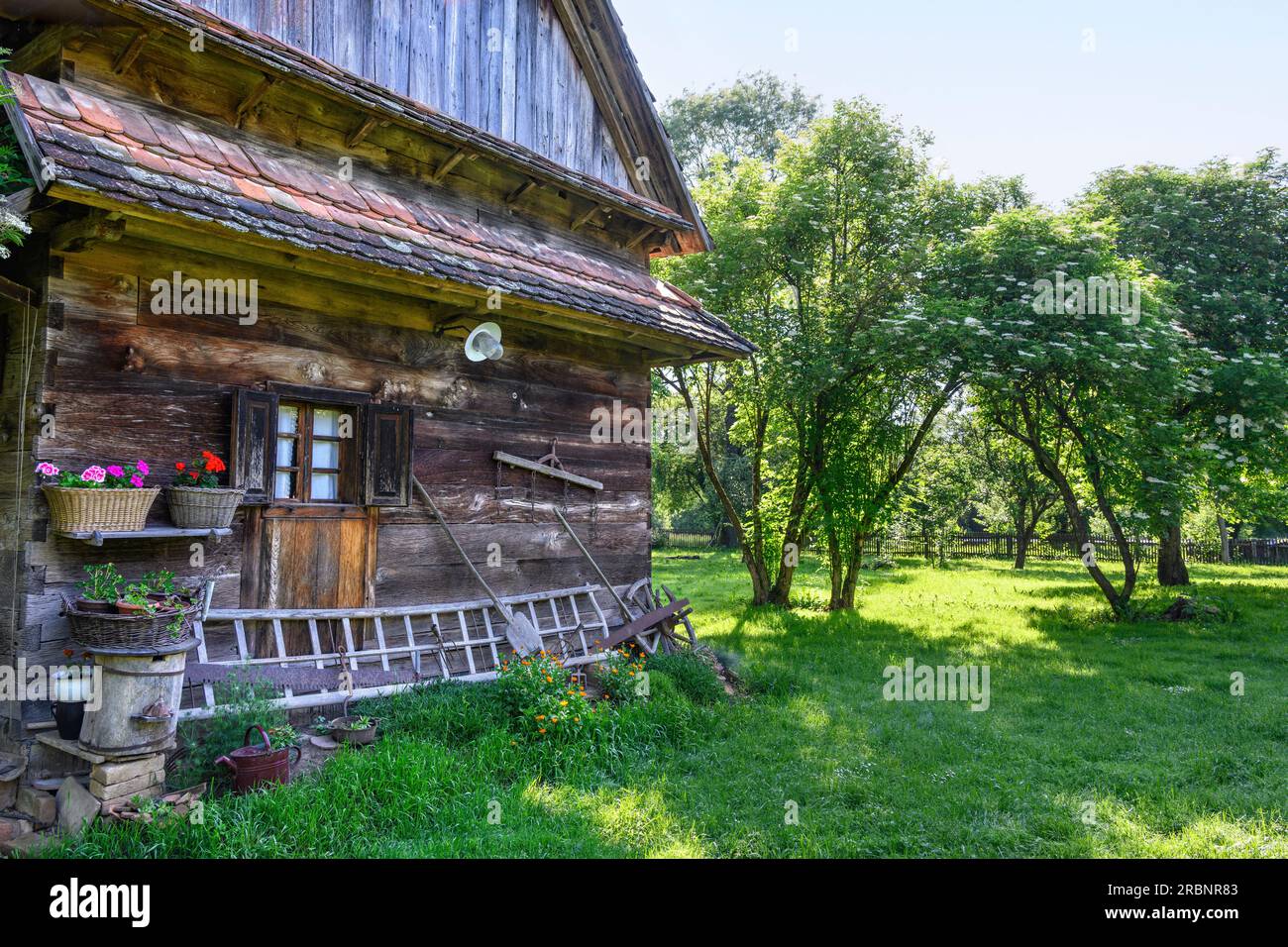 Tradizionale vecchia casa in legno nel villaggio di Lonja. Parco naturale di Lonjsko Polje, Croazia. Foto Stock