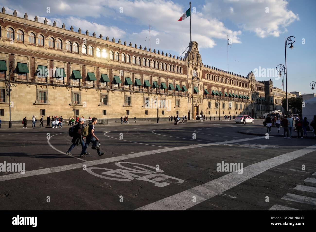 Edifici governativi a Zocalo (Plaza de la Constitucion), città del Messico, Messico, Nord America, America Latina Foto Stock