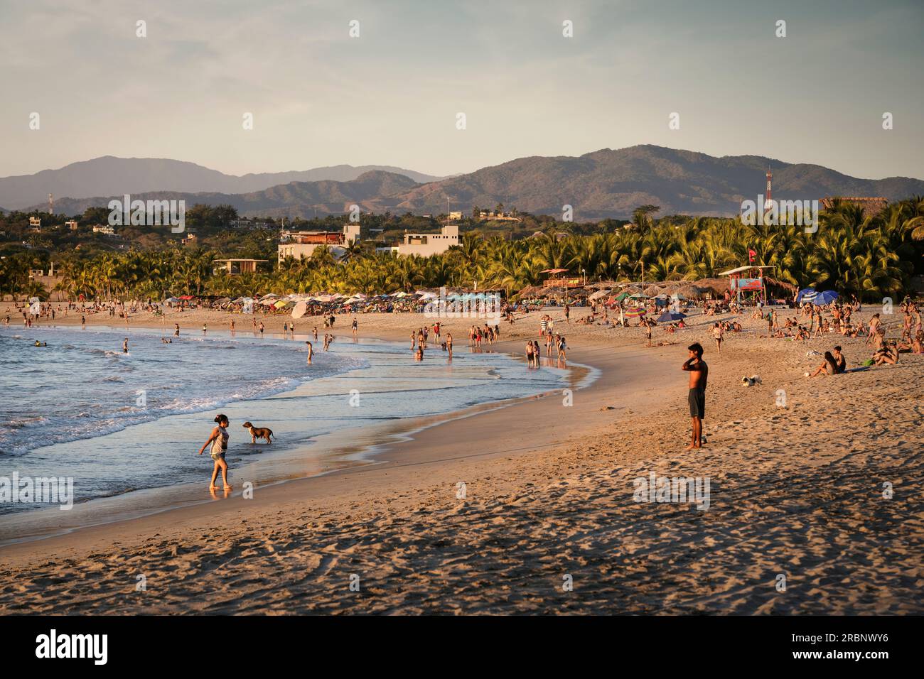 Persone che si godono il tramonto a Punta Zicatela, luogo per il surf a Playa Zicatela, Puerto Escondido, Oaxaca, Messico, Nord America, America Latina, Pacific Oce Foto Stock