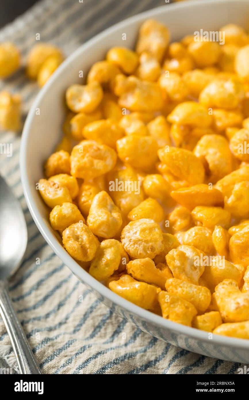 Cereali a base di mais dolci e zuccherati per colazione in una ciotola Foto Stock