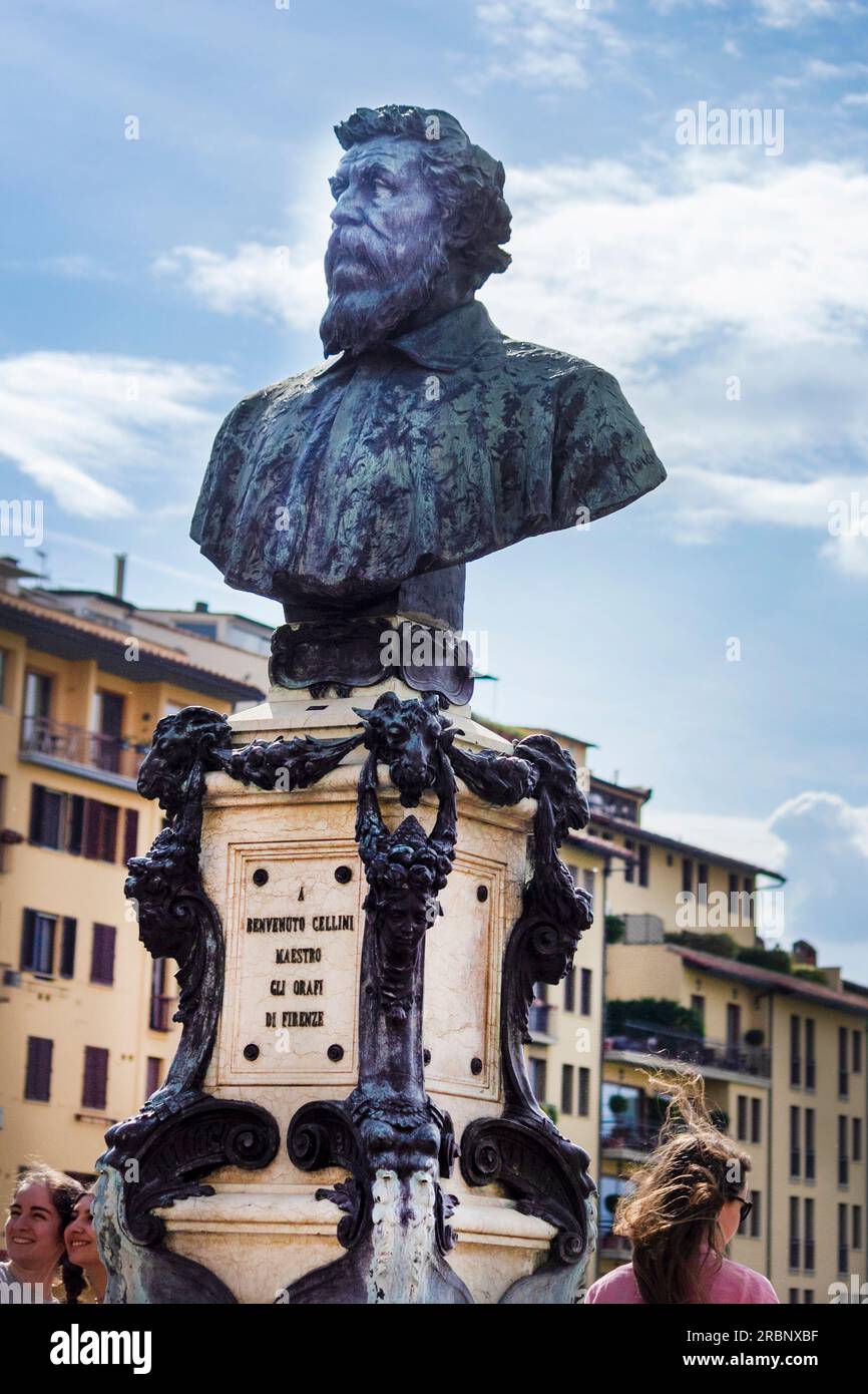 Firenze, Italia - 9 maggio 2023 benvenuto Cellini monumento situato sul ponte Vecchio che attraversa l'Arno Foto Stock