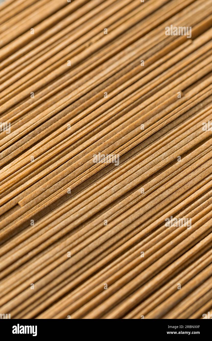 Tagliatelle biologiche di grano saraceno secco Soba pronte per la cottura Foto Stock