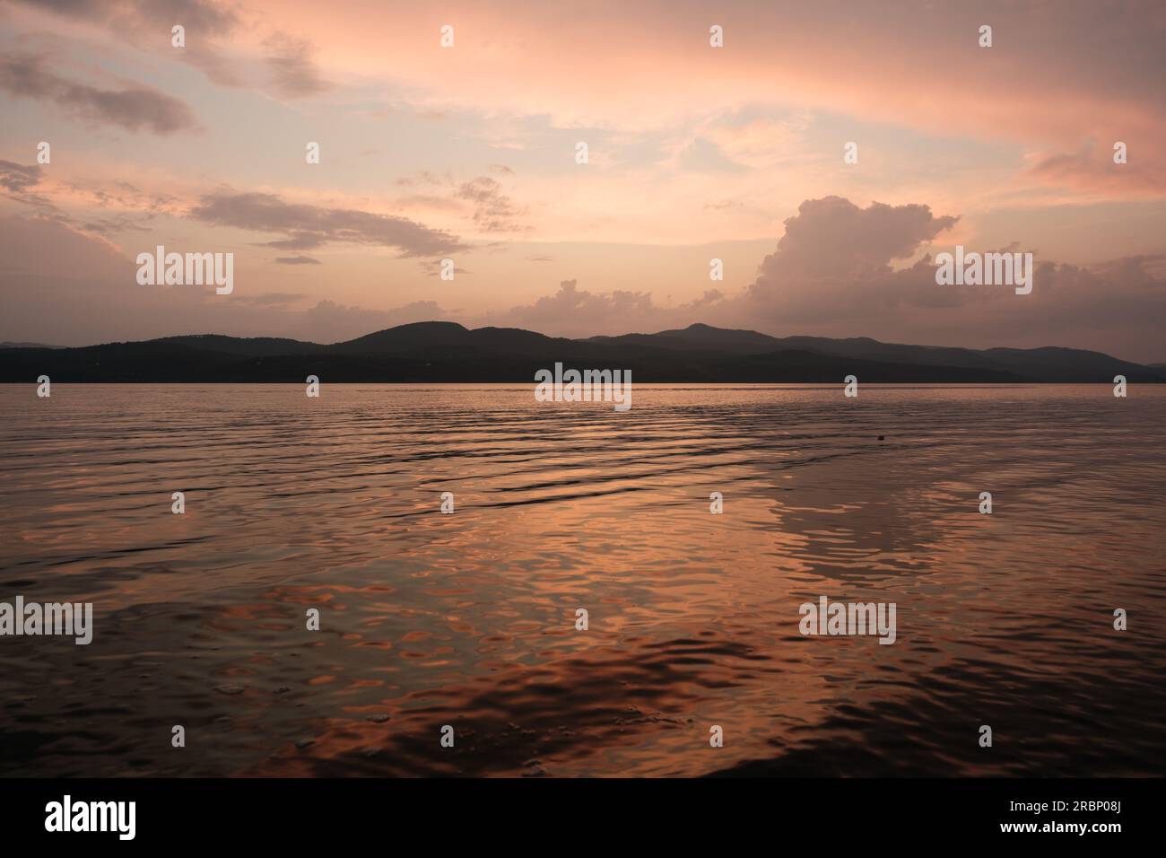 Tramonto sul lago Champlain da D.A.R. State Park, Addison, Vermont Foto Stock