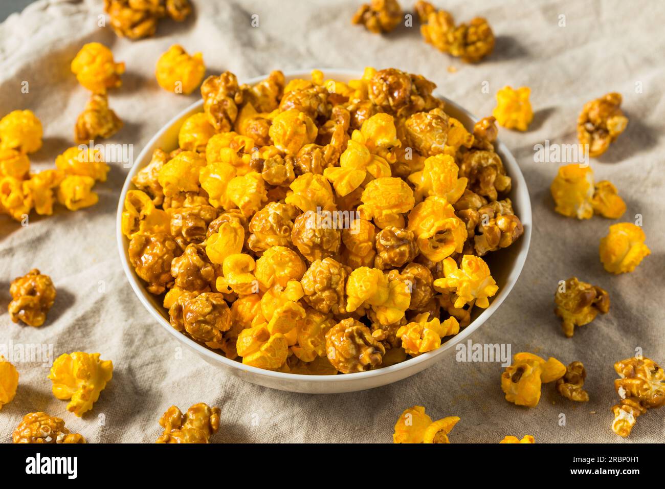 Mix di popcorn di Chicago fatto in casa con caramello e pop mais al formaggio Foto Stock