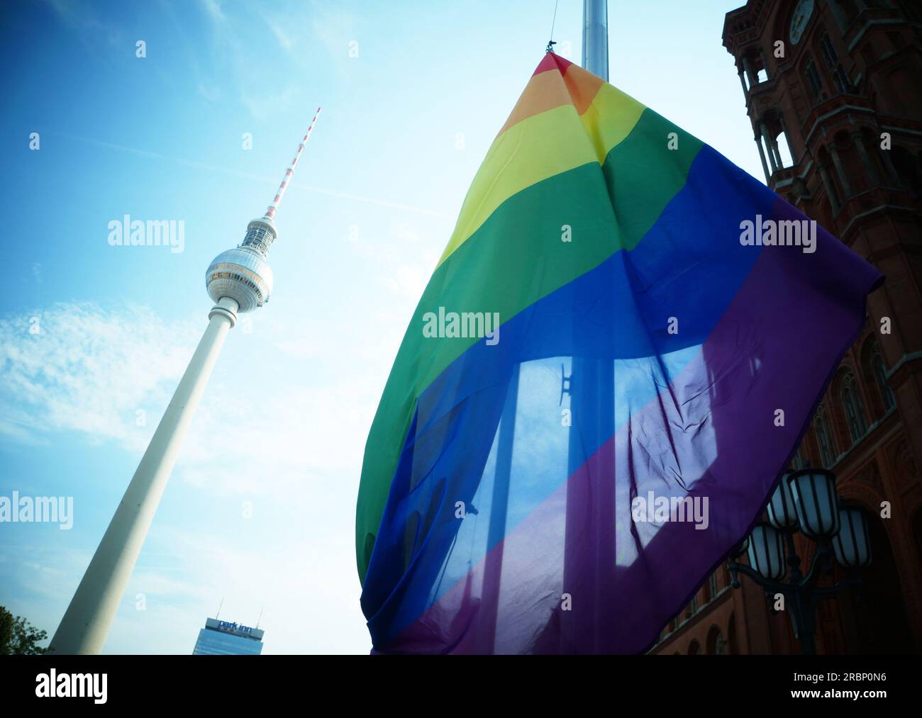 Berlino, Germania. 10 luglio 2023. Una bandiera arcobaleno è issata di fronte al Municipio Rosso di Berlino-Mitte. Questo segnò l'apertura ufficiale di Pride Weeks. Credito: XAMAX/dpa/Alamy Live News Foto Stock