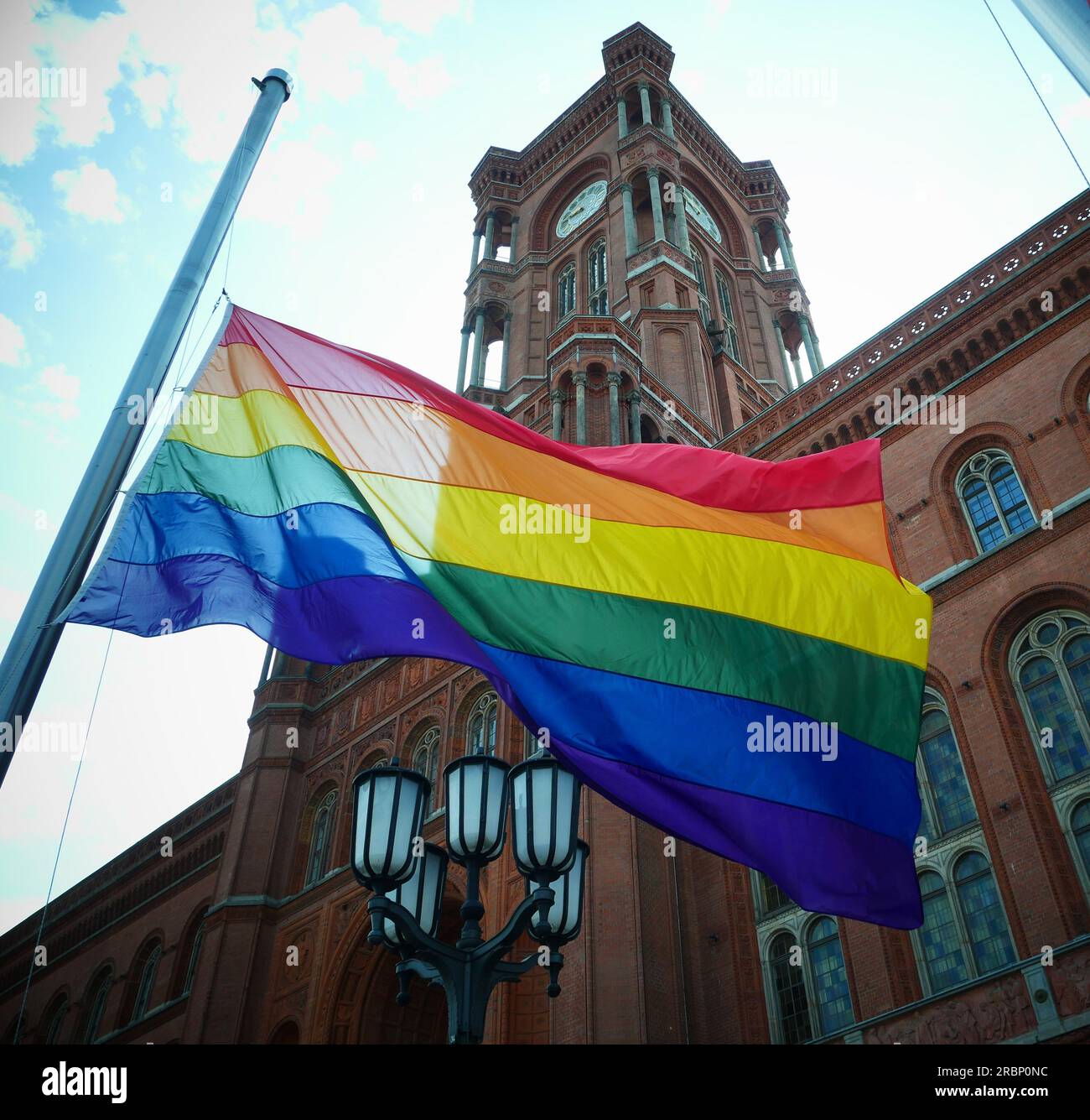 Berlino, Germania. 10 luglio 2023. Una bandiera arcobaleno è issata di fronte al Municipio Rosso di Berlino-Mitte. Questo segnò l'apertura ufficiale di Pride Weeks. Credito: XAMAX/dpa/Alamy Live News Foto Stock