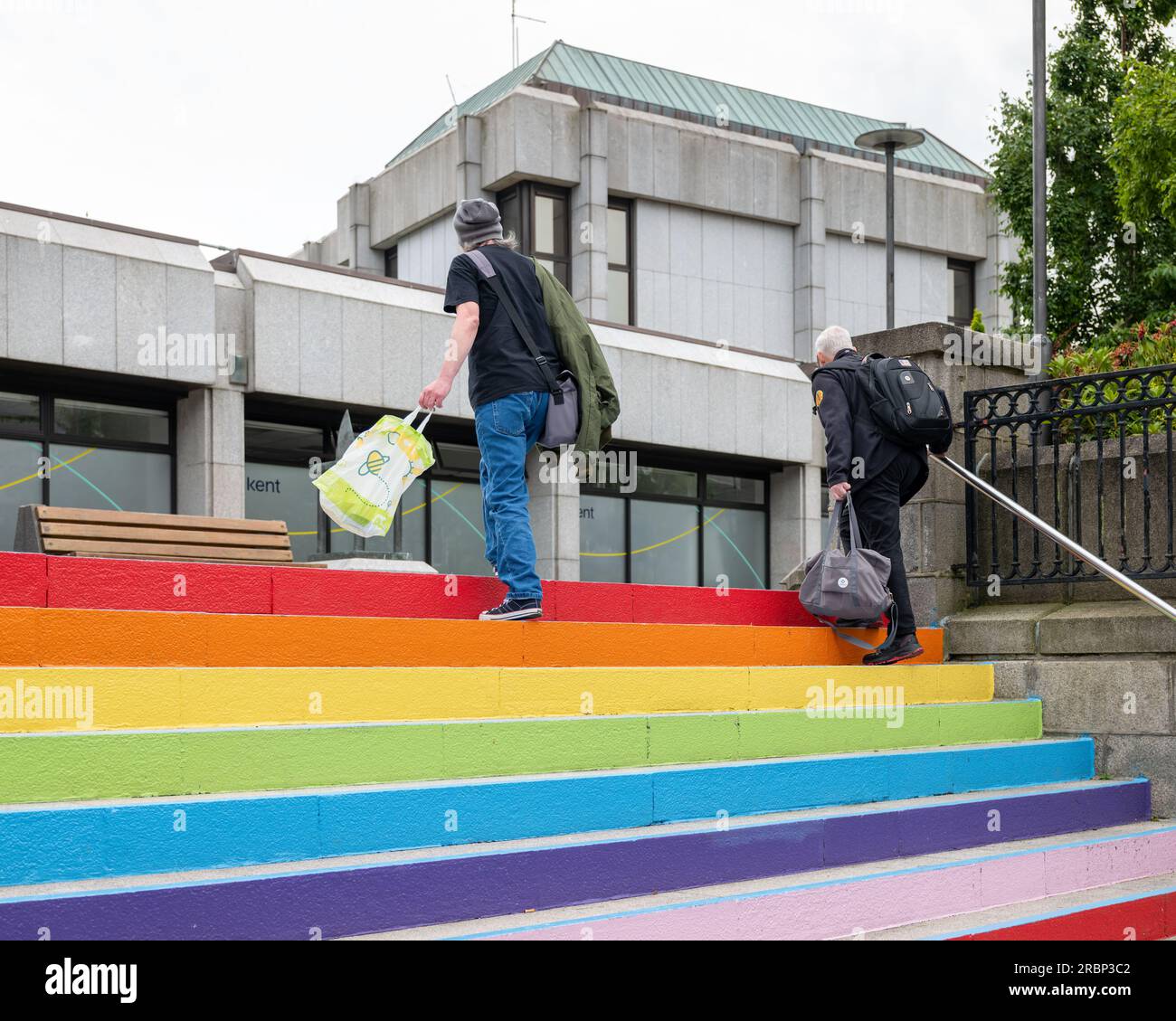 27 giugno 2023.Aberdeen, Scozia. Sono 2 persone che salgono la scalinata multicolore di Upperkirkgate nel centro di Aberdeen. Foto Stock