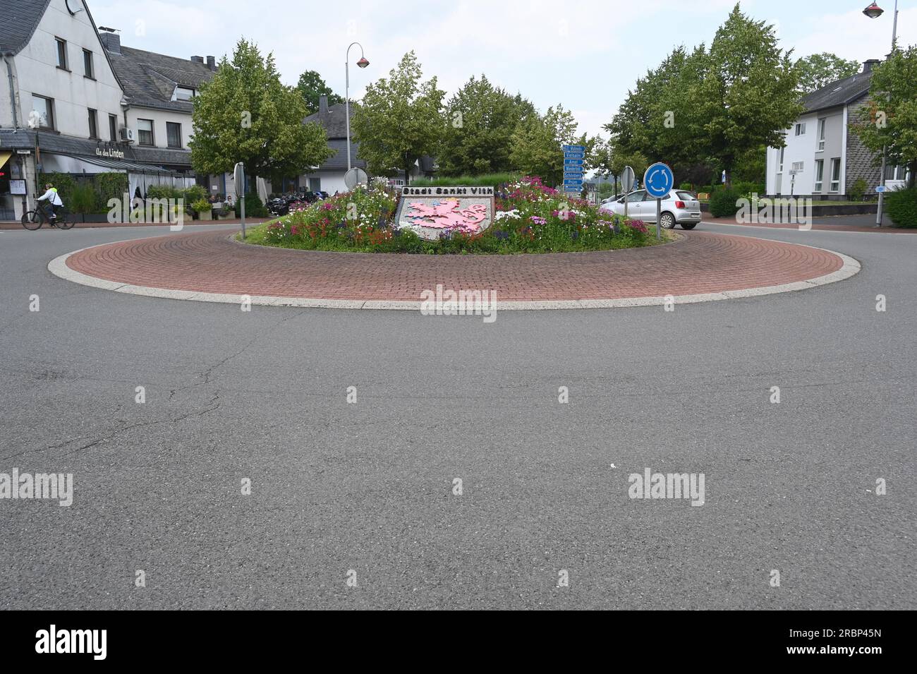 Sankt Vith, Belgio. 28 maggio 2023. Lo stemma di San Vith decora con fiori una rotonda all'ingresso della città. Saint Vith è una città del Belgio situata nella parte orientale della provincia di Liegi. Crediti: Horst Galuschka/dpa/Alamy Live News Foto Stock