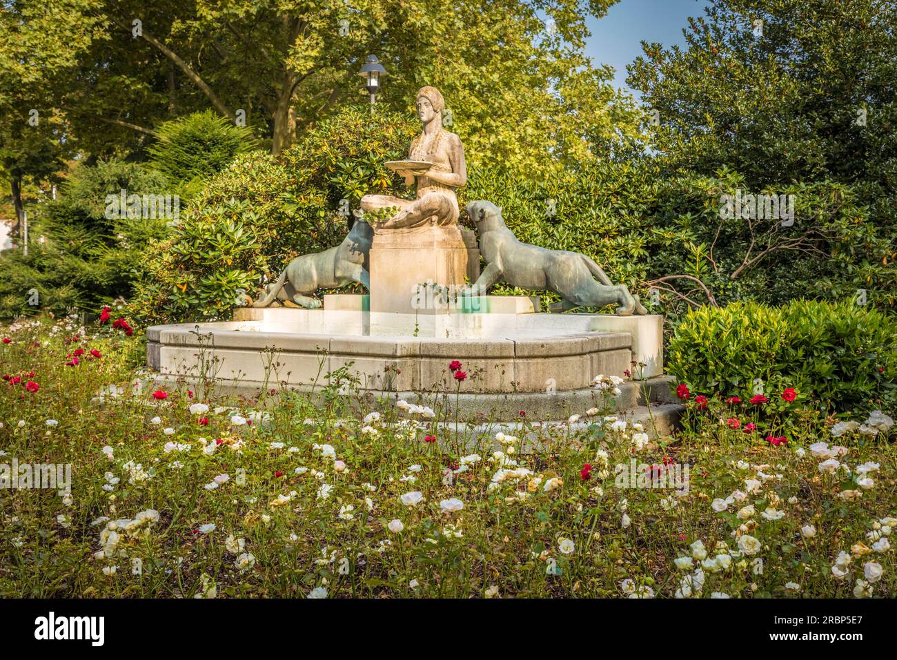 Fontana della sete nel Jubilee Park, una sezione del parco termale a Bad Homburg vor der Höhe, Taunus, Assia, Germania Foto Stock
