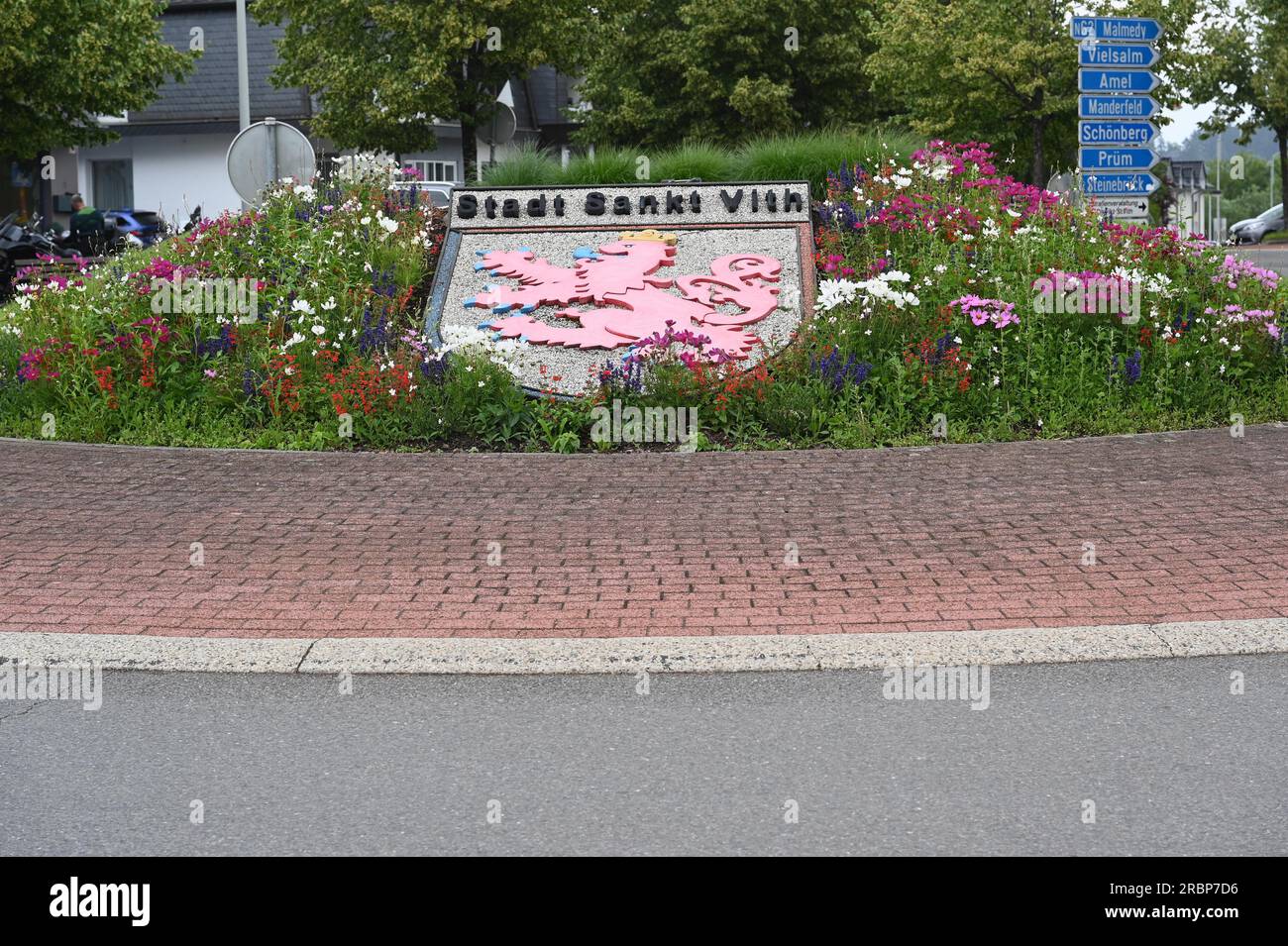 Sankt Vith, Belgio. 28 maggio 2023. Lo stemma di San Vith decora con fiori una rotonda all'ingresso della città. Saint Vith è una città del Belgio situata nella parte orientale della provincia di Liegi. Crediti: Horst Galuschka/dpa/Alamy Live News Foto Stock