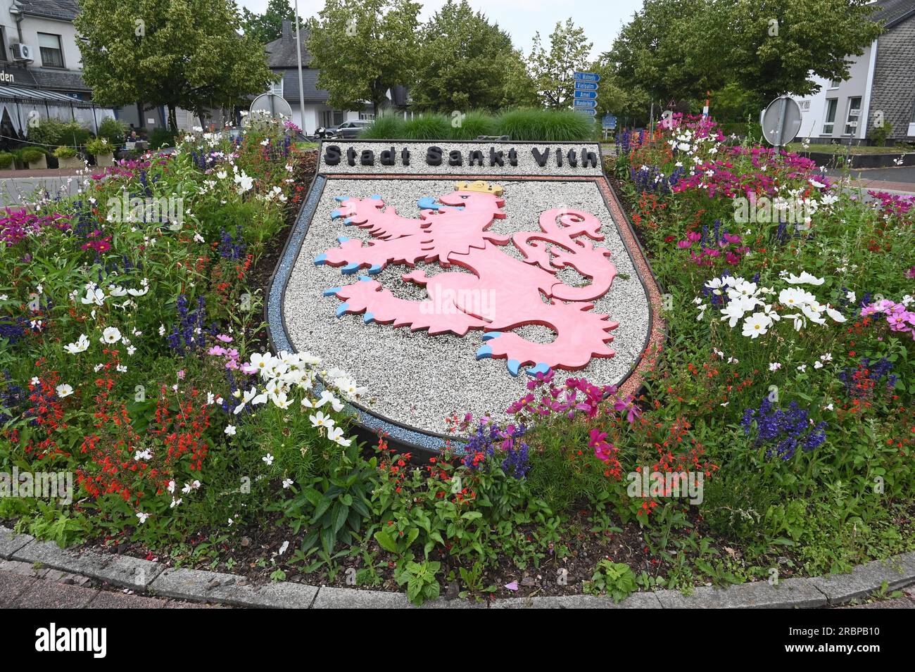 Sankt Vith, Belgio. 28 maggio 2023. Lo stemma di San Vith decora con fiori una rotonda all'ingresso della città. Saint Vith è una città del Belgio situata nella parte orientale della provincia di Liegi. Crediti: Horst Galuschka/dpa/Alamy Live News Foto Stock