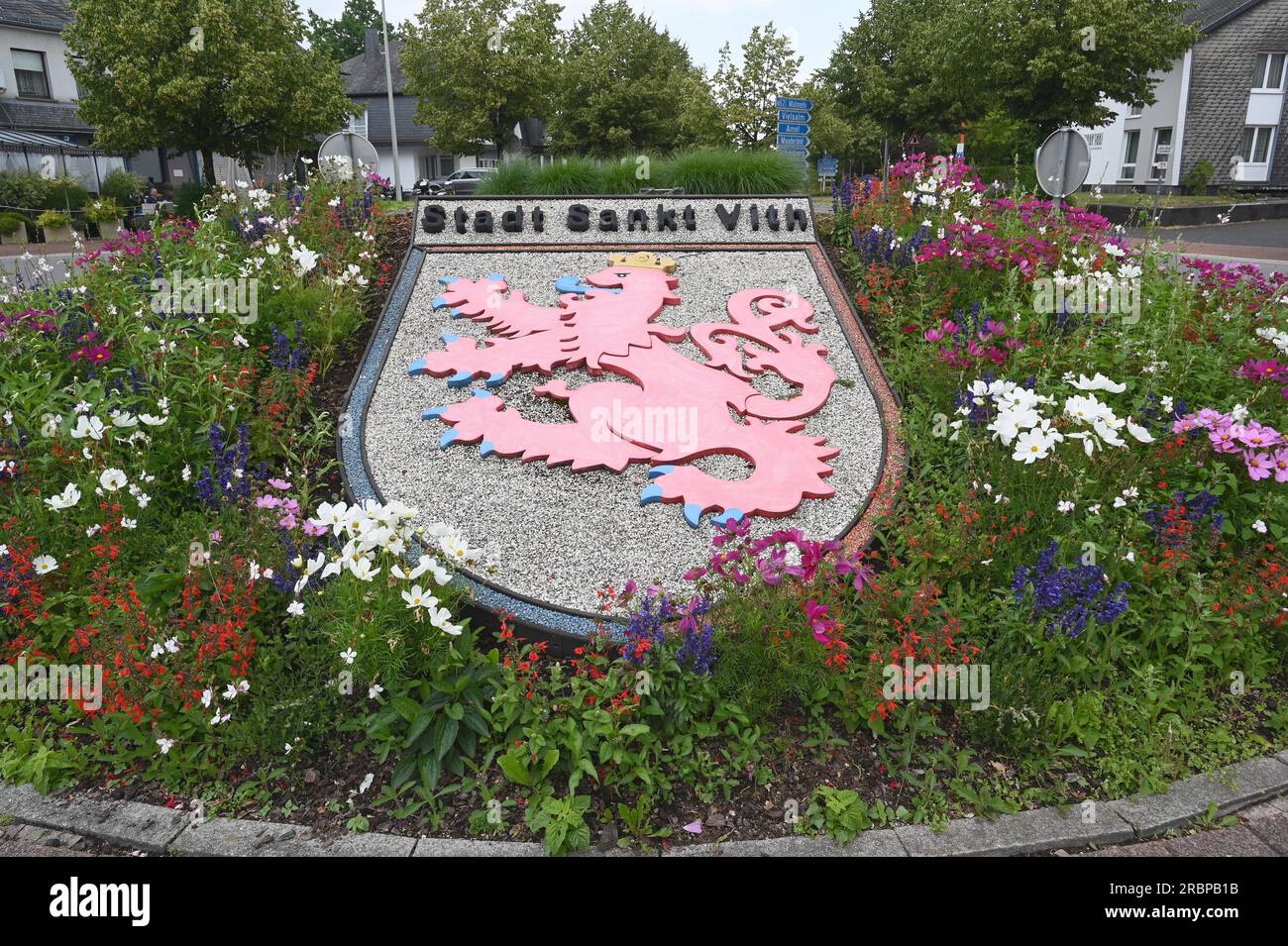 Sankt Vith, Belgio. 28 maggio 2023. Lo stemma di San Vith decora con fiori una rotonda all'ingresso della città. Saint Vith è una città del Belgio situata nella parte orientale della provincia di Liegi. Crediti: Horst Galuschka/dpa/Alamy Live News Foto Stock