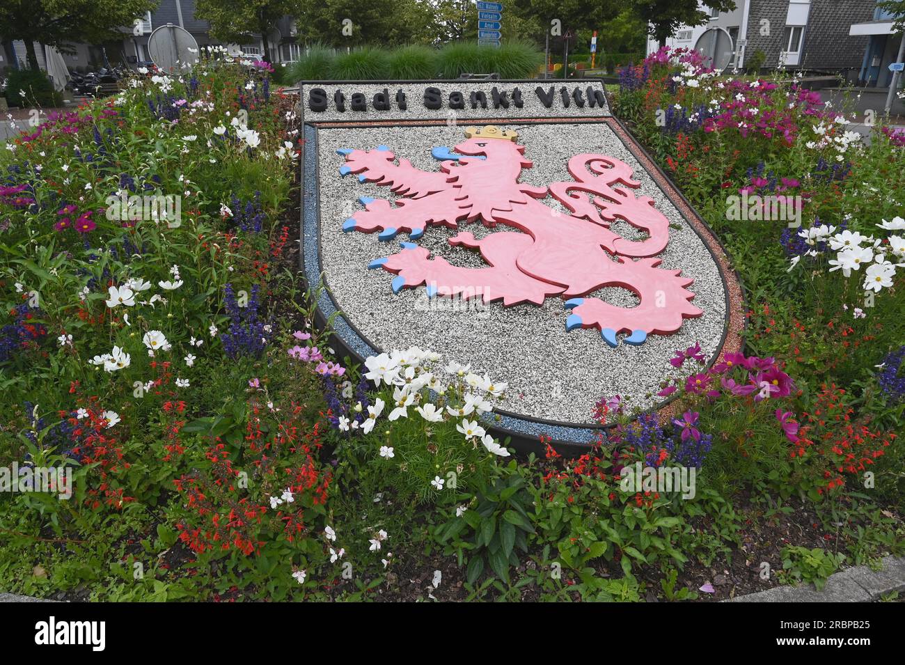 Sankt Vith, Belgio. 28 maggio 2023. Lo stemma di San Vith decora con fiori una rotonda all'ingresso della città. Saint Vith è una città del Belgio situata nella parte orientale della provincia di Liegi. Crediti: Horst Galuschka/dpa/Alamy Live News Foto Stock