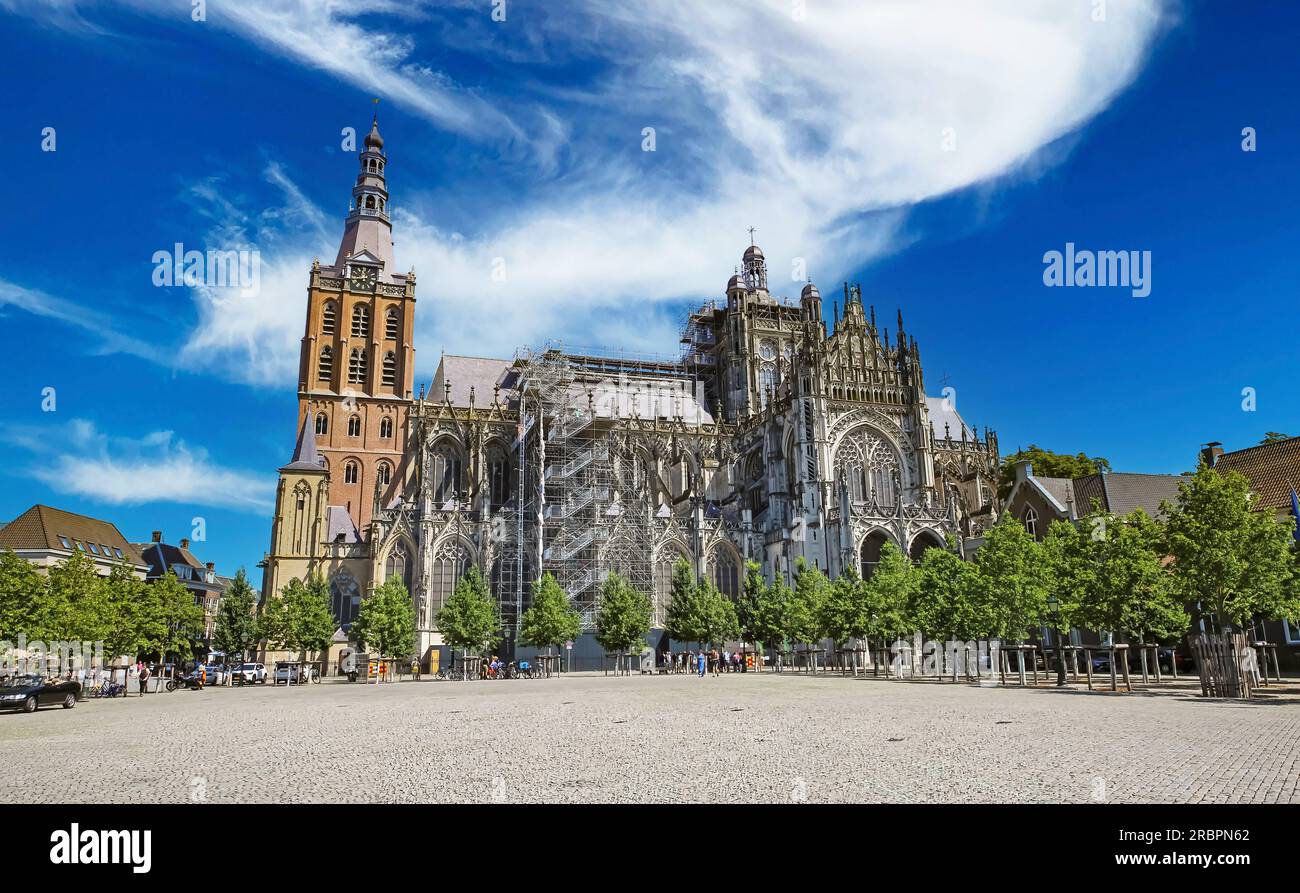 S-Hertogenbosch (cattedrale di st. Johns), Paesi Bassi - 8 luglio. 2023: Bella piazza con chiesa medievale in stile romanico del XIII secolo Foto Stock