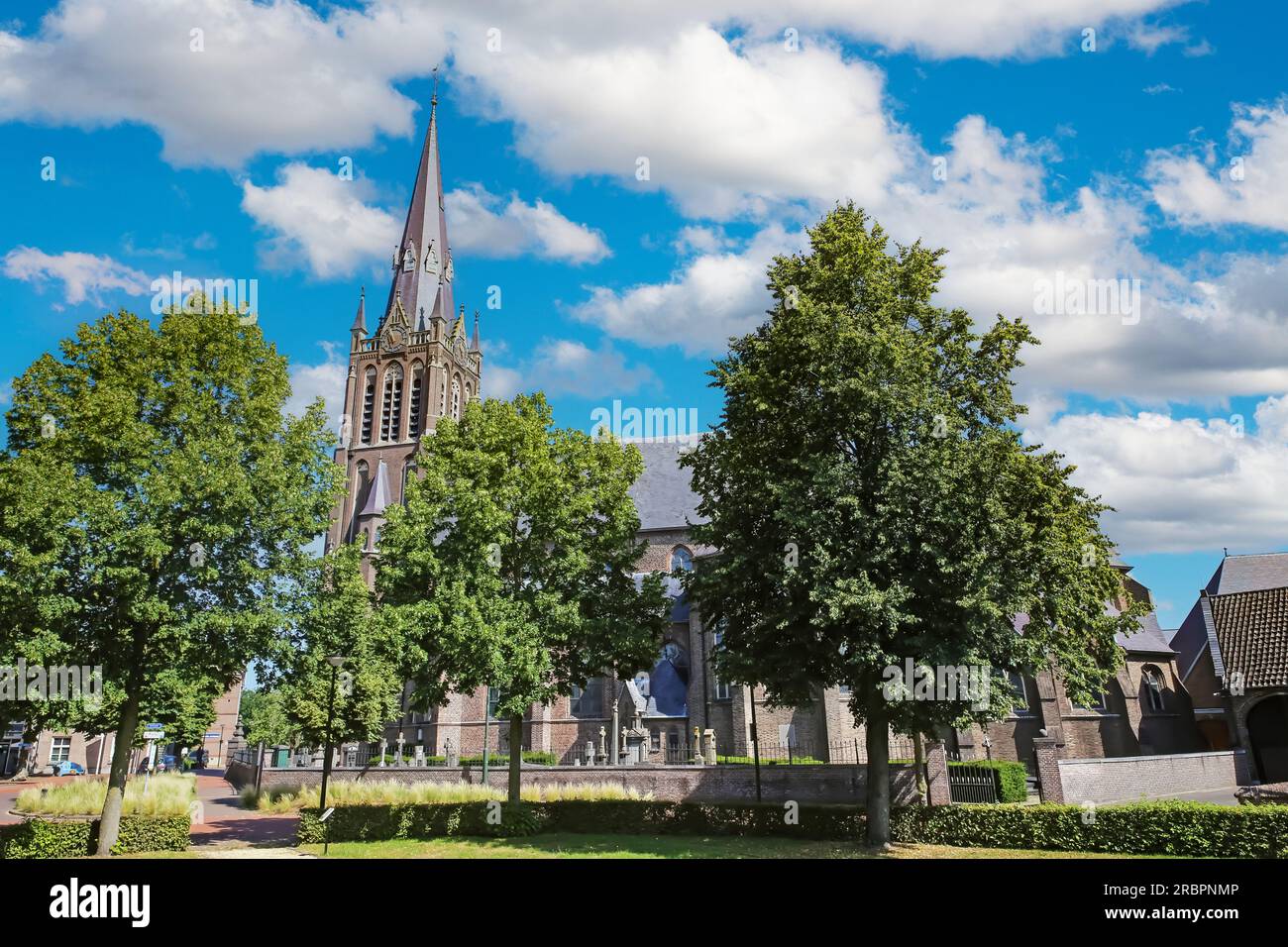 Den Dungen (Brabante settentrionale), Paesi Bassi - 8 luglio. 2023: Bella chiesa cattolica romana nella piccola città rurale olandese Foto Stock