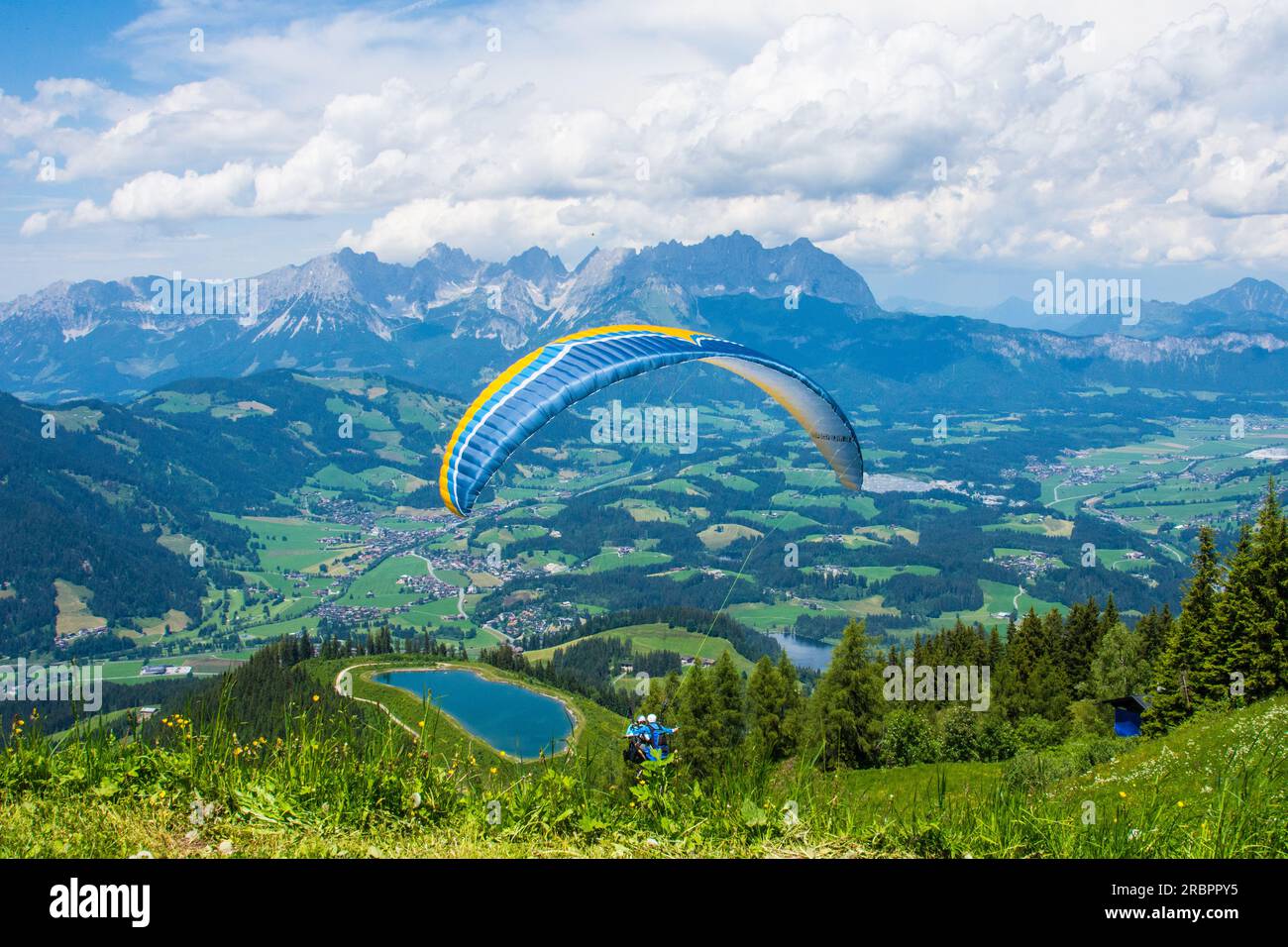 Österreich, Blick auf den Wilden Kaiser, im Flugdrachen, von Start am Hahenkamm ,Kitzbühel Foto Stock