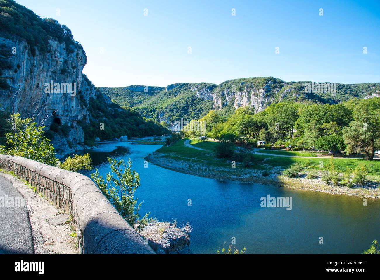 Francia, fiume Ardeche, nella strozzatura della Gola di Ardeche, nel calcare, Provenza, Foto Stock