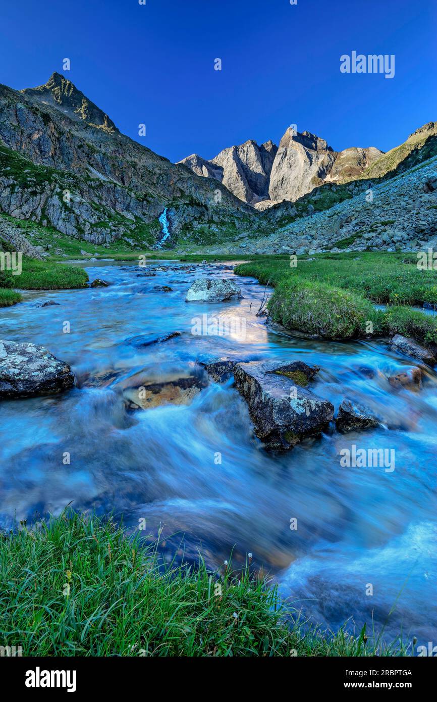 Torrente nella Vallee de Gaube con Vignemale sullo sfondo, Vallee de Gaube, Gavarnie, Parco Nazionale dei Pirenei, Pirenei, Francia Foto Stock