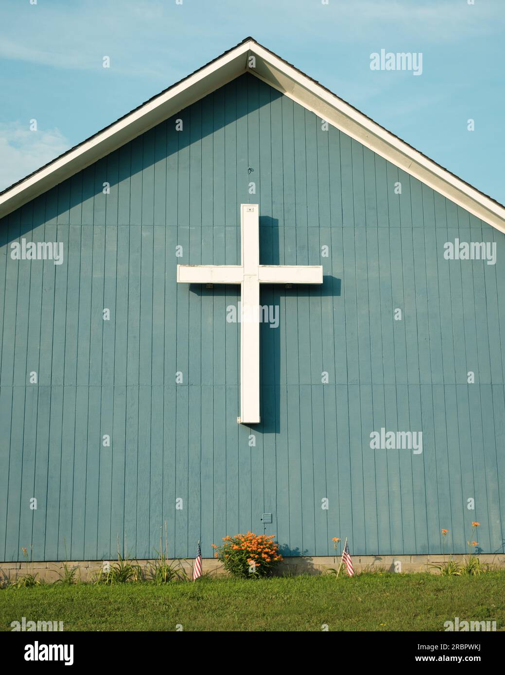 Una croce sul lato di una chiesa a Ticonderoga, New York Foto Stock