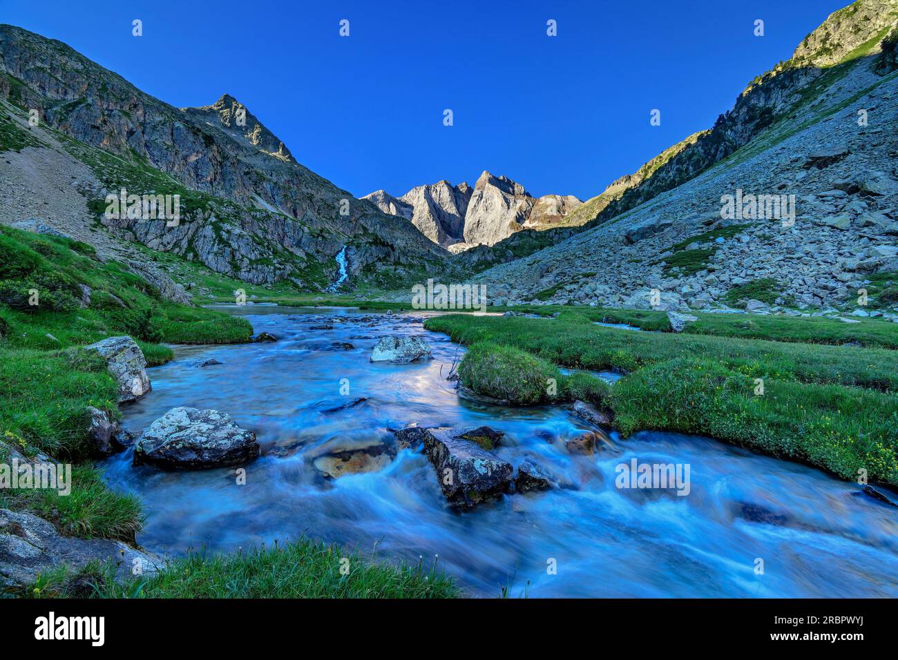 Torrente nella Vallee de Gaube con Vignemale sullo sfondo, Vallee de Gaube, Gavarnie, Parco Nazionale dei Pirenei, Pirenei, Francia Foto Stock