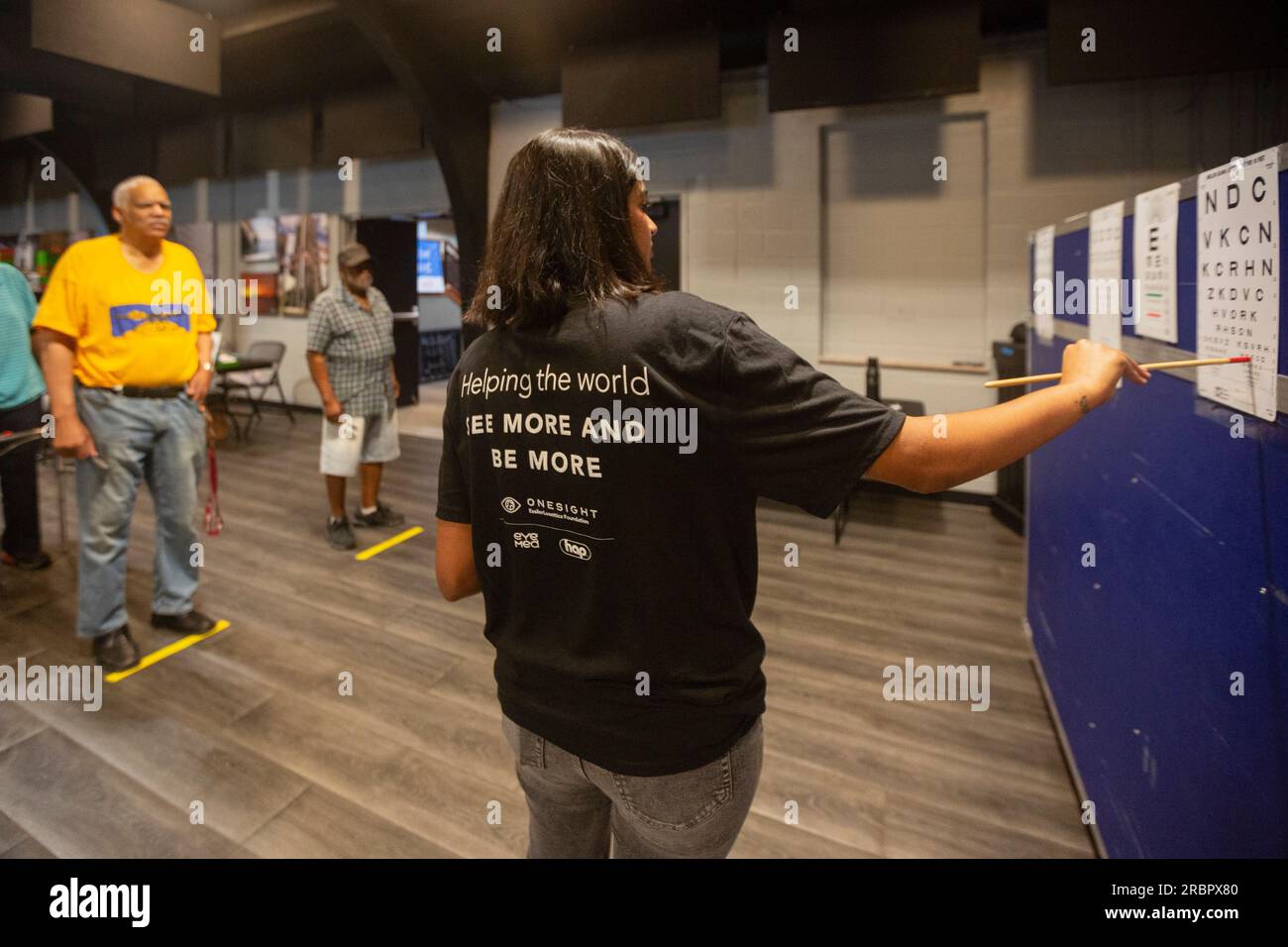 Detroit, Michigan - la OneSight Foundation ha organizzato una clinica gratuita che offriva esami oculistici e occhiali da vista per i residenti a basso reddito. OneSight Foto Stock
