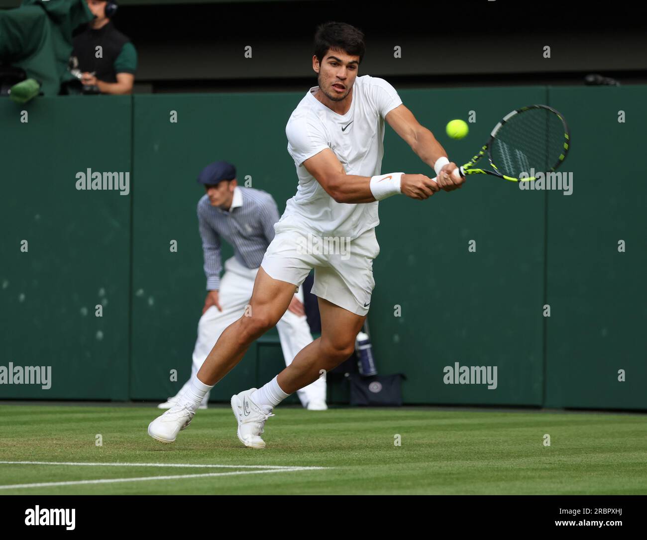 Londra, Regno Unito. 10 luglio 2023. Lo spagnolo Carloss Alcaraz gioca un anticipo nella sua partita contro l'italiano Matteo Berrettini nell'ottavo giorno dei campionati di Wimbledon 2023 a Londra lunedì 10 luglio 2023. Foto di Hugo Philpott/UPI credito: UPI/Alamy Live News Foto Stock