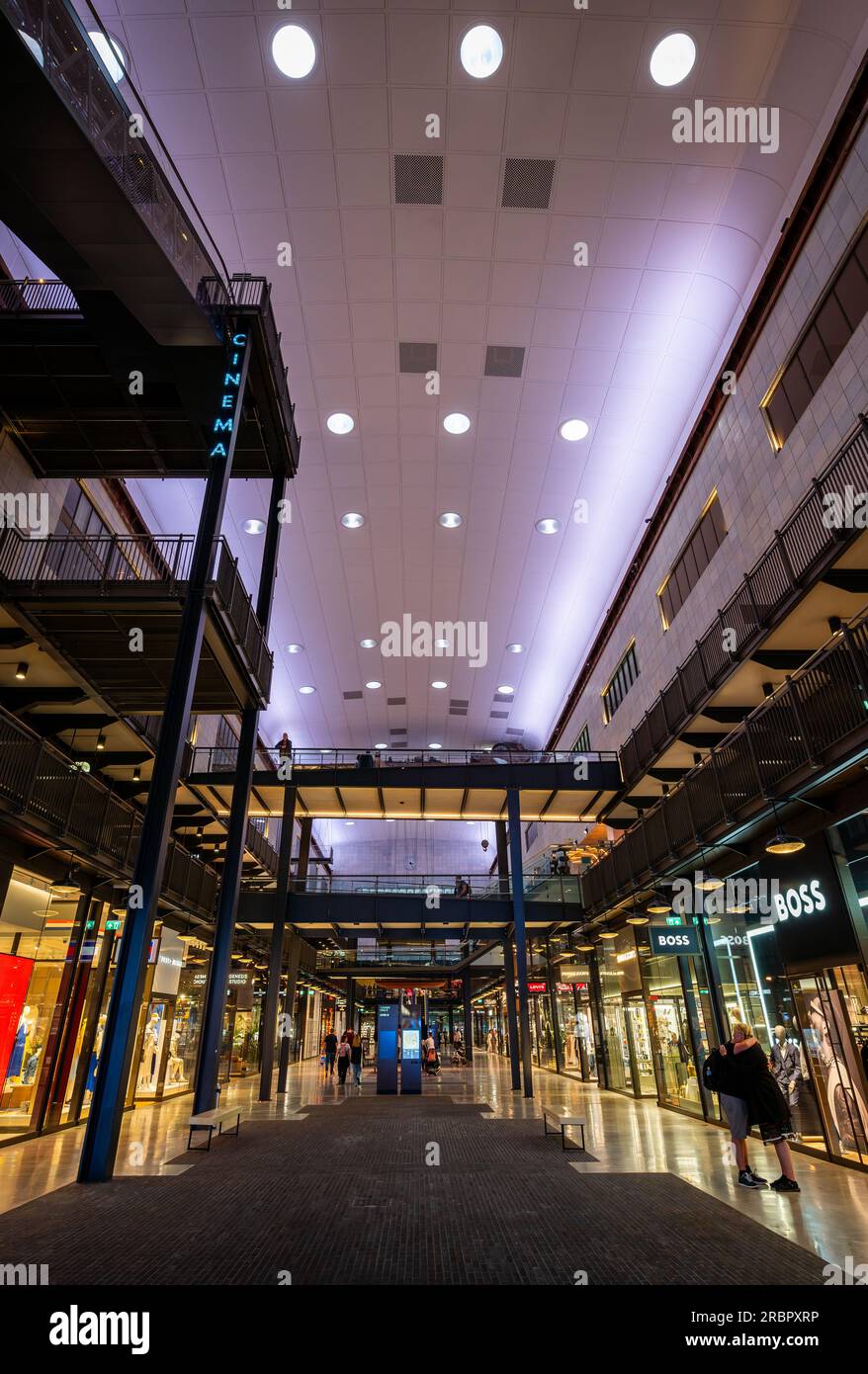 Battersea, Londra, Regno Unito: La centrale elettrica di Battersea è ora riqualificata come destinazione per lo shopping e il tempo libero. Interno della turbina Hall B al piano terra. Foto Stock