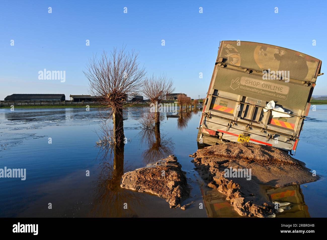 Camion bloccato dopo aver lasciato la strada durante l'allagamento dei Somerset Levels a Godney vicino a Glastonbury Somerset Foto Stock