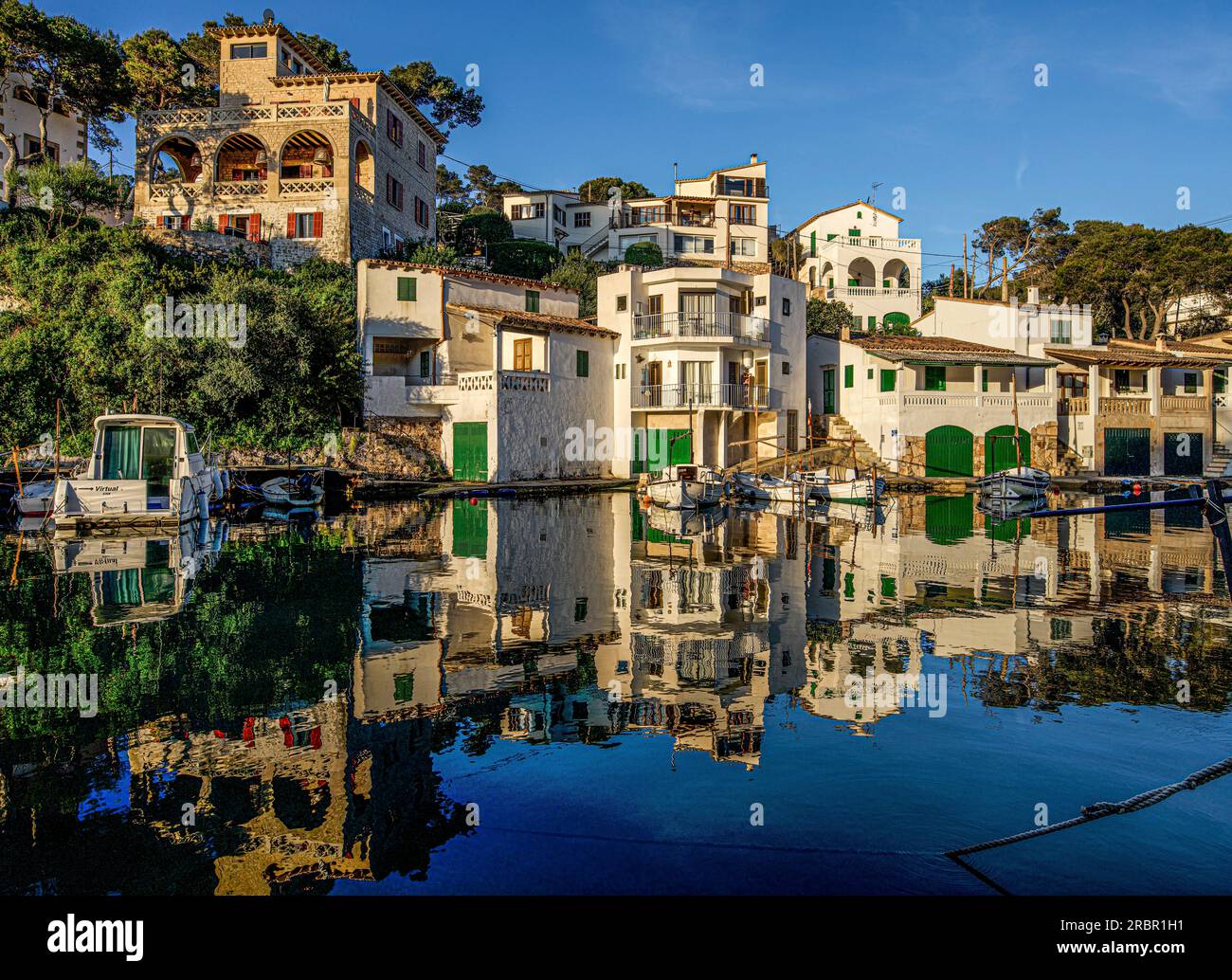 Case dei pescatori con garage e ville sulla riva della baia, Cala Figuera, Santanyí, Maiorca, Spagna Foto Stock