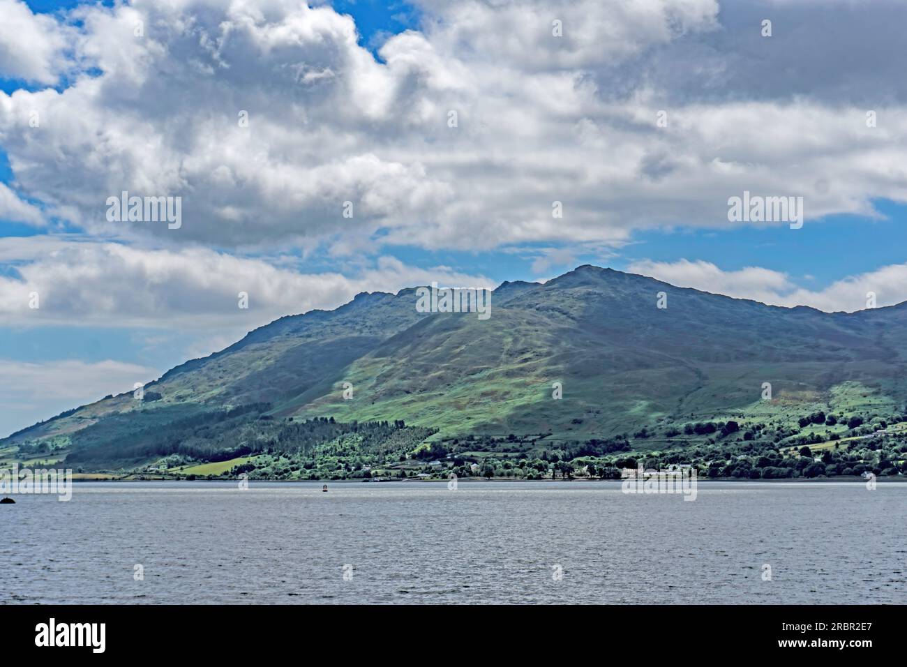 Carlingford Lough, Newry, Co. Down Irlanda del Nord con le montagne di Mourne in lontananza. Foto Stock