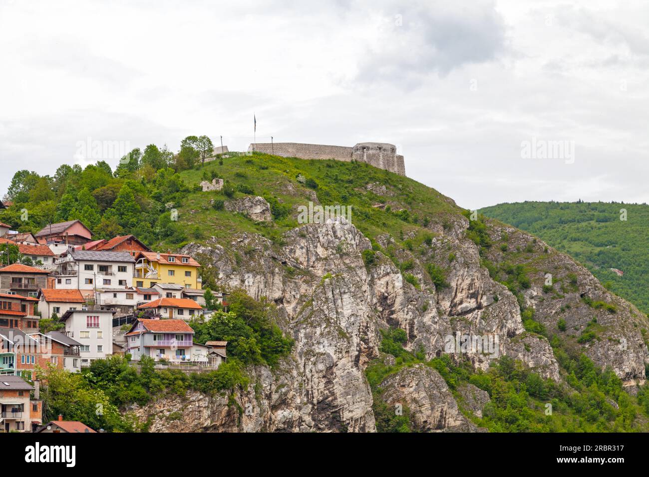 La Fortezza Bianca (Bijela tabija) è le rovine di una fortezza in pietra bianca arroccata sulla cima di una scogliera e offre vedute dall'alto della città. Foto Stock