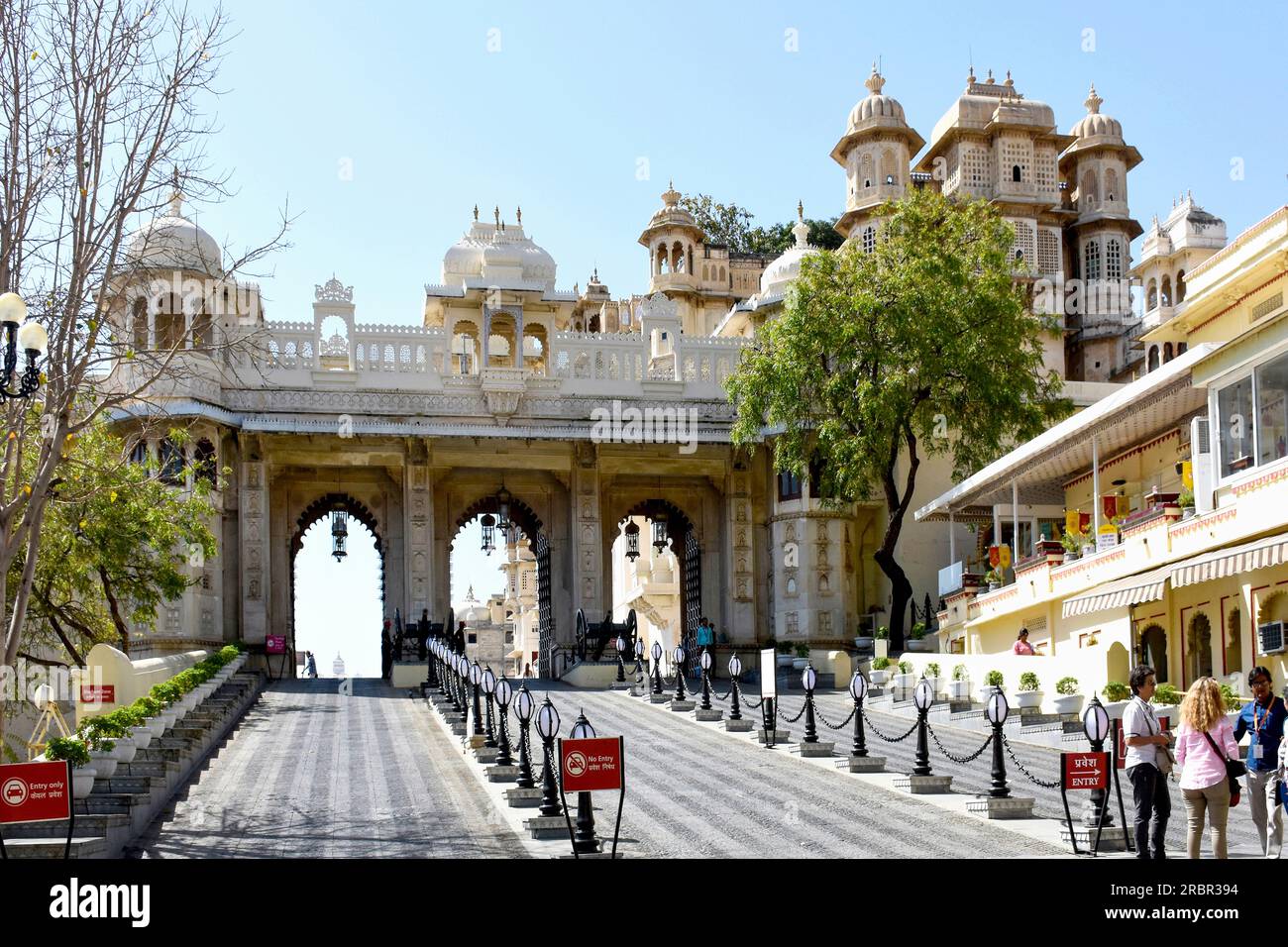 India, Udaipur, Radjastan, ingresso al Palazzo della città; ancora oggi sede Moghul, Foto Stock