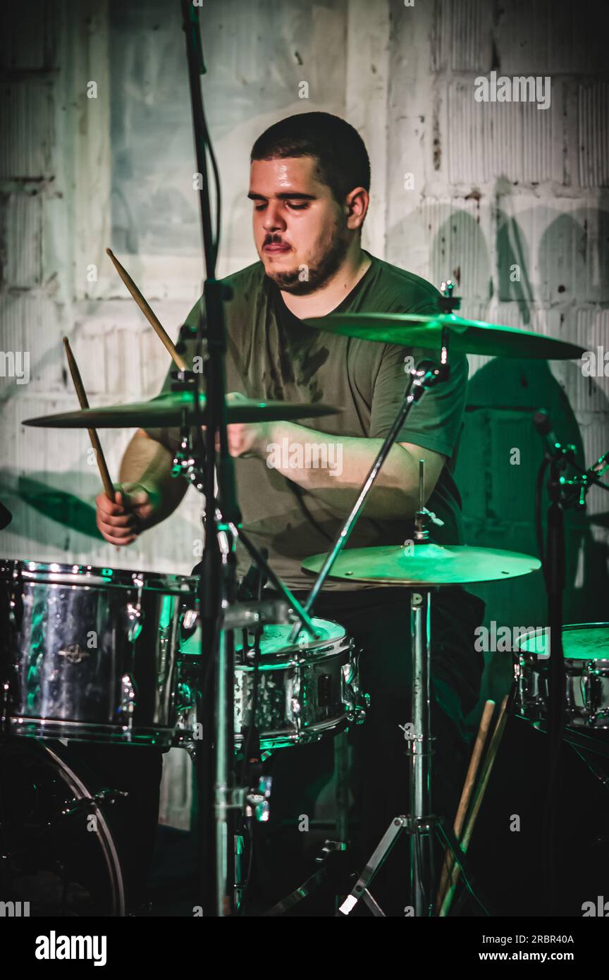 La band drum Music il batterista ha un'esibizione dal vivo solista su un palco. Ripetizione e pratica Foto Stock