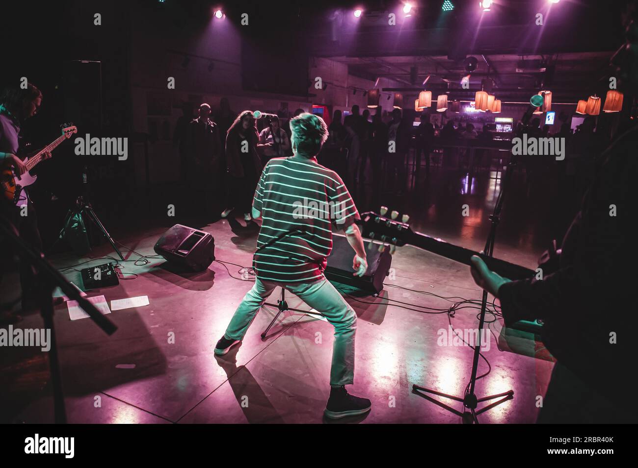 Il gruppo punk rock si esibisce dal vivo su un palco. Cantante artista performer, basso e chitarra elettrica musicista e batterista Foto Stock