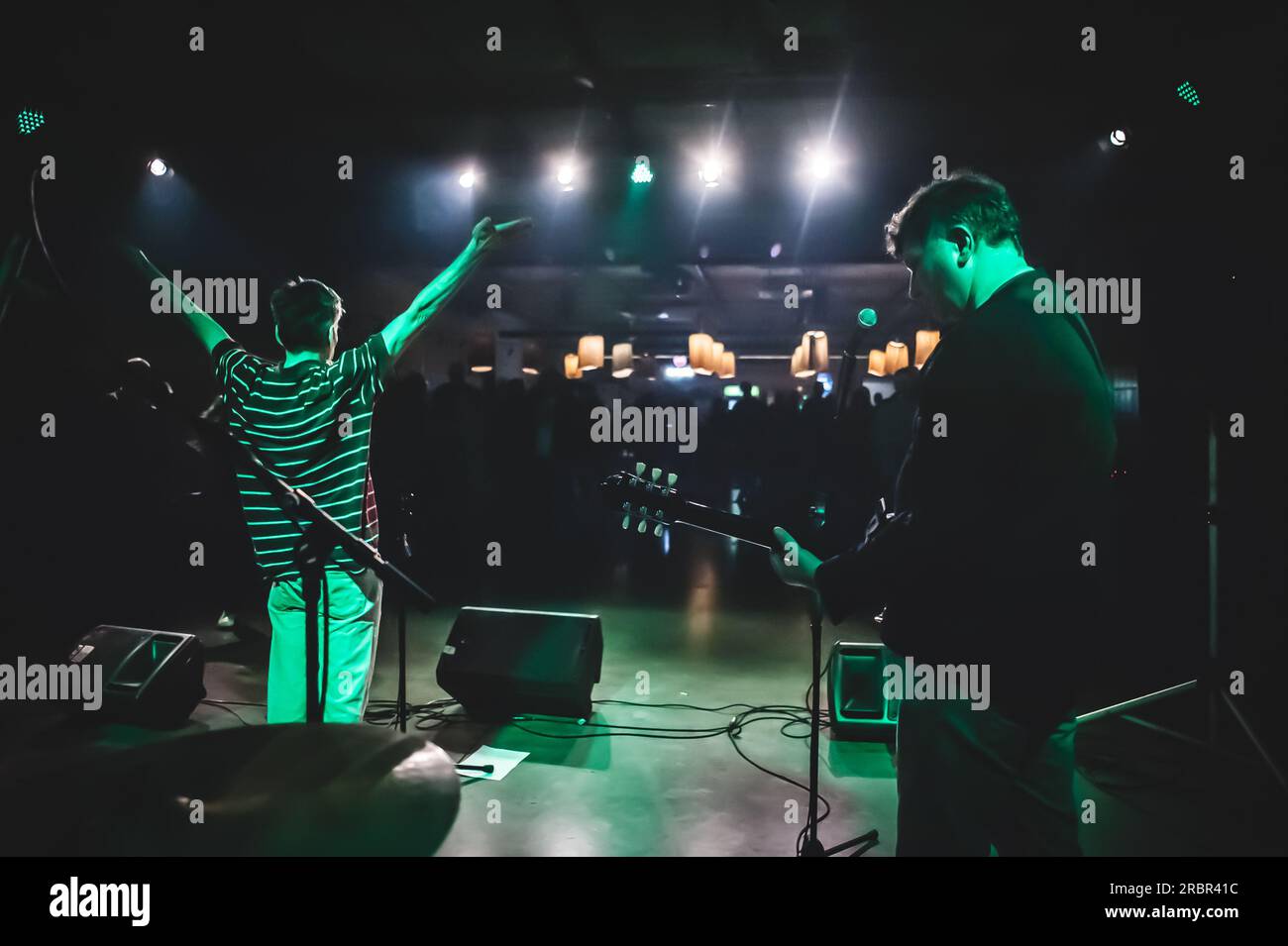 Il gruppo punk rock si esibisce dal vivo su un palco. Cantante artista performer, basso e chitarra elettrica musicista e batterista Foto Stock