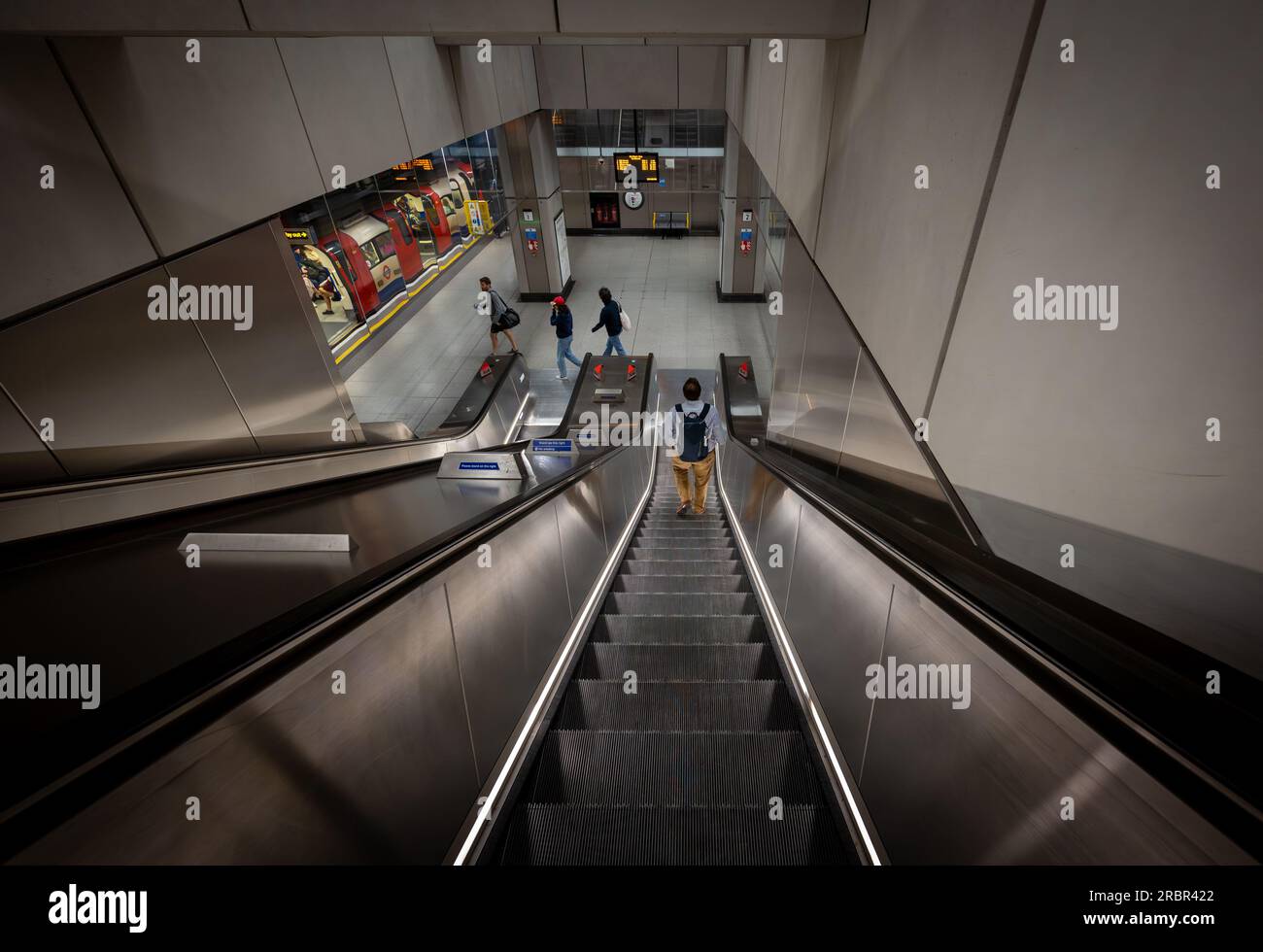 Battersea, Londra, Regno Unito: Scala mobile alla stazione della metropolitana di Battersea Power Station sulla Northern Line con metropolitana Foto Stock