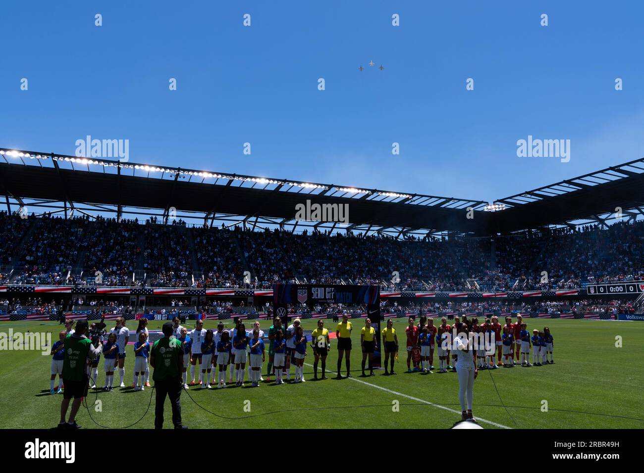 9 luglio 2023; San Jose, CA, Stati Uniti; il 412th test Wing della Edwards Air Force base conduce un sorpasso del Team USA e del Team Wales prima dell'inizio del primo tempo al PayPal Park. Foto: Stan Szeto - immagine dello sport Foto Stock