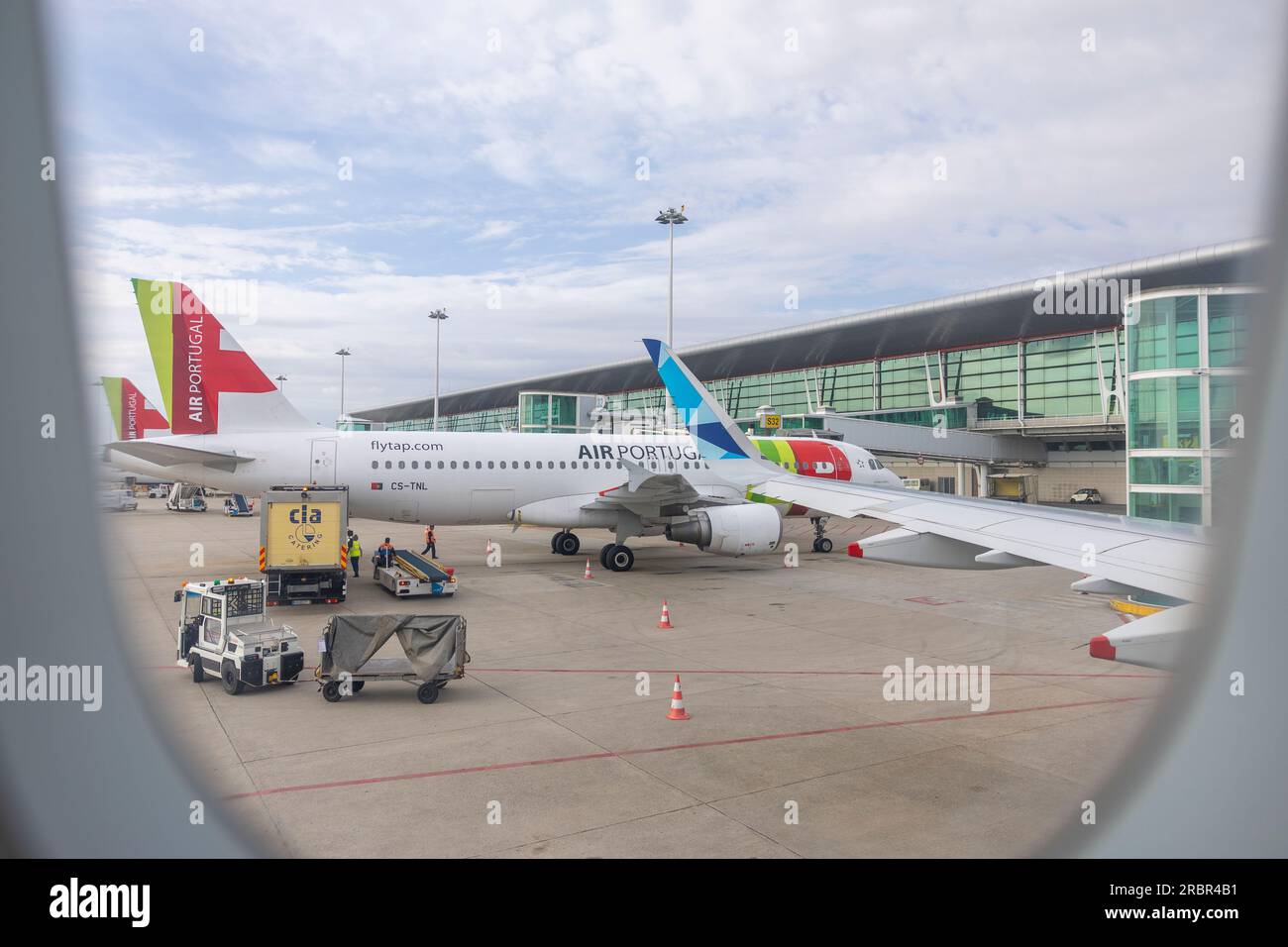 Porto, Portogallo - 31.05.2023: Vista dall'interno della finestra dell'aereo SATA Azores Airlines per TOCCARE - Air Portugal - aereo, nell'aeroporto di Porto. IL TOCCO è Por Foto Stock