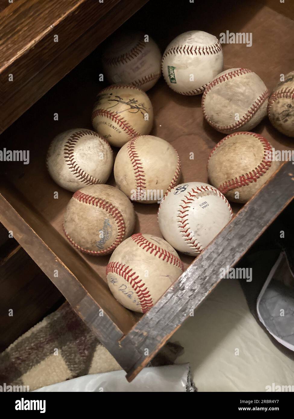 palle da baseball in un cassetto Foto Stock