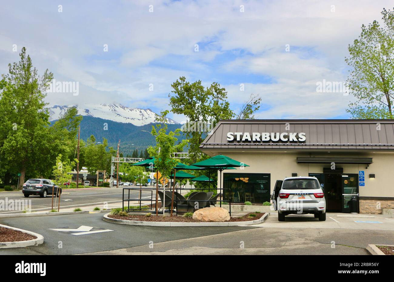 Starbucks con la montagna innevata Mount Shasta California USA Foto Stock