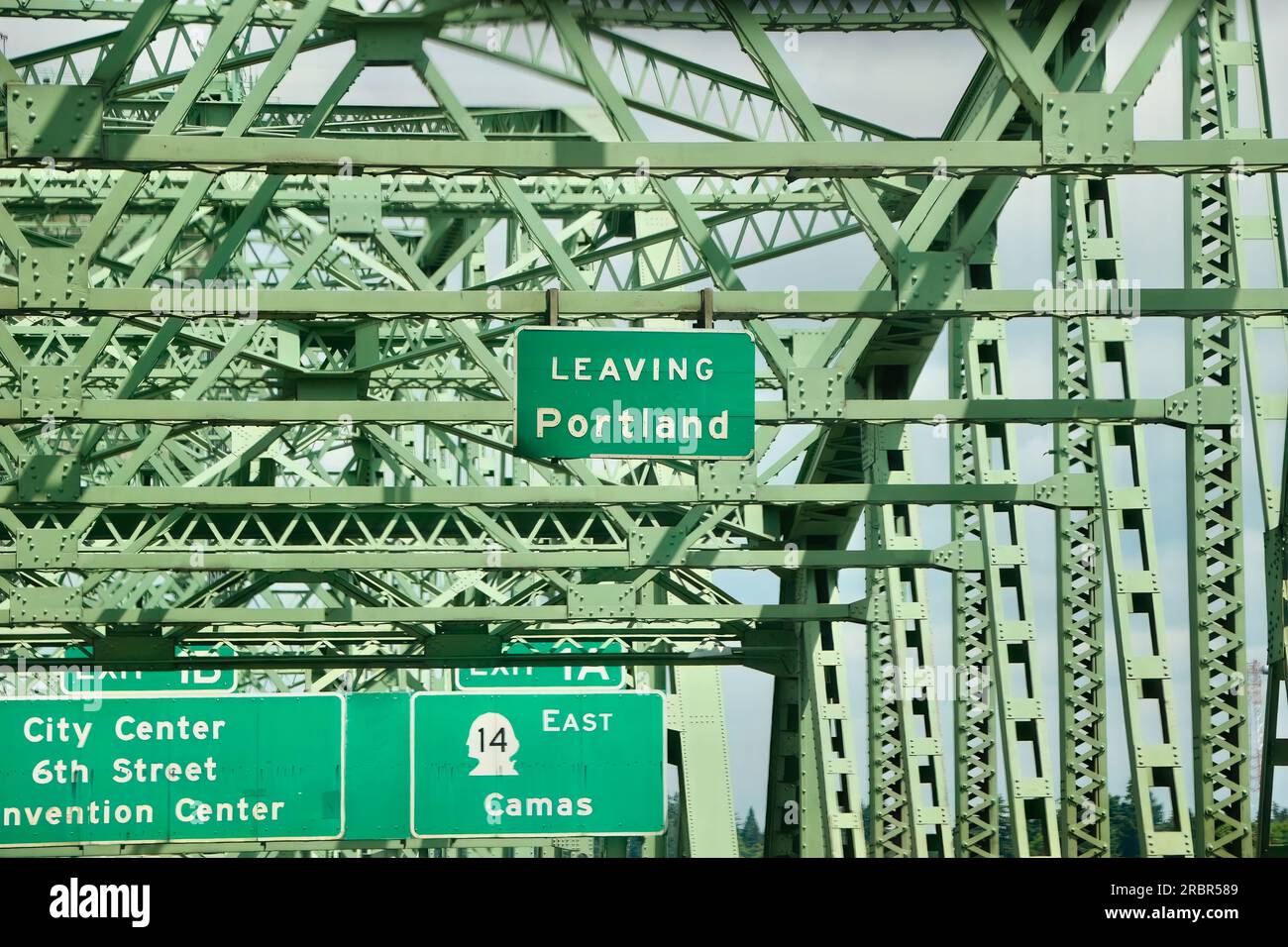 Lascia le indicazioni stradali per Portland e dirigiti a nord sul ponte sul fiume Columbia, al confine tra Oregon e Washington Foto Stock