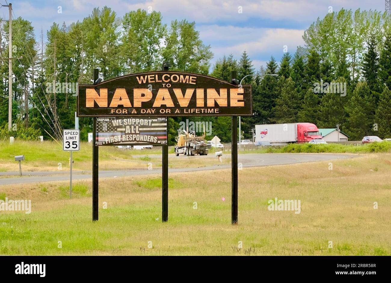 Vista dell'insegna per Napavine dall'interno di un'auto che guida verso nord sull'Interstate 5, contea di Napavine Lewis, Washington State, Stati Uniti Foto Stock