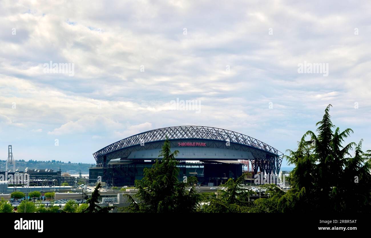 Vista dall'interno di un'auto che guida verso nord sulla i-5 dello stadio T-Mobile Park, in lontananza Seattle, Washington State USA Foto Stock