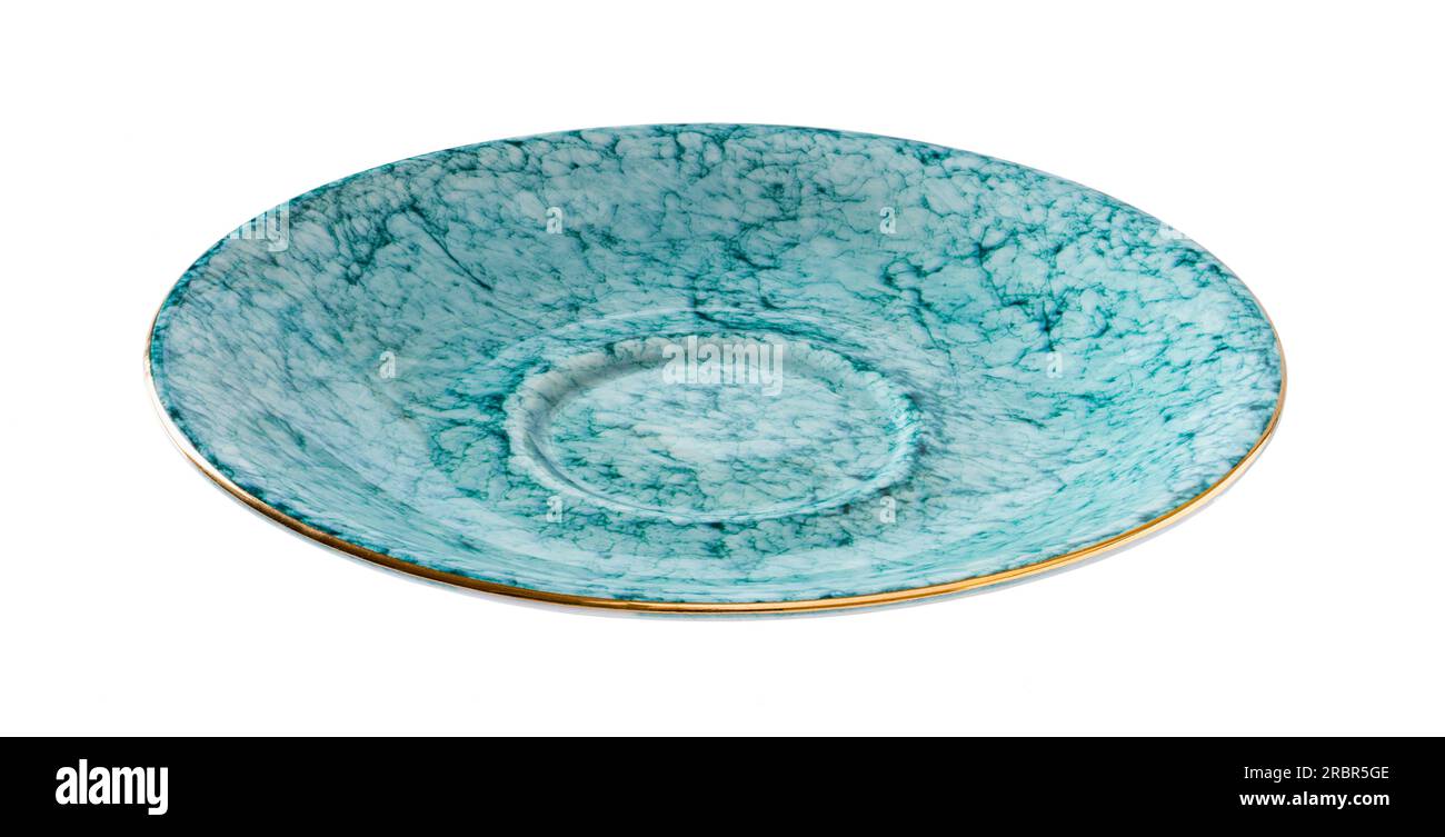 Fessura vuota del piattino turchese. Bellissimo piatto da dessert in porcellana con struttura in marmo blu isolato su sfondo bianco. Stoviglie in porcellana. Foto Stock