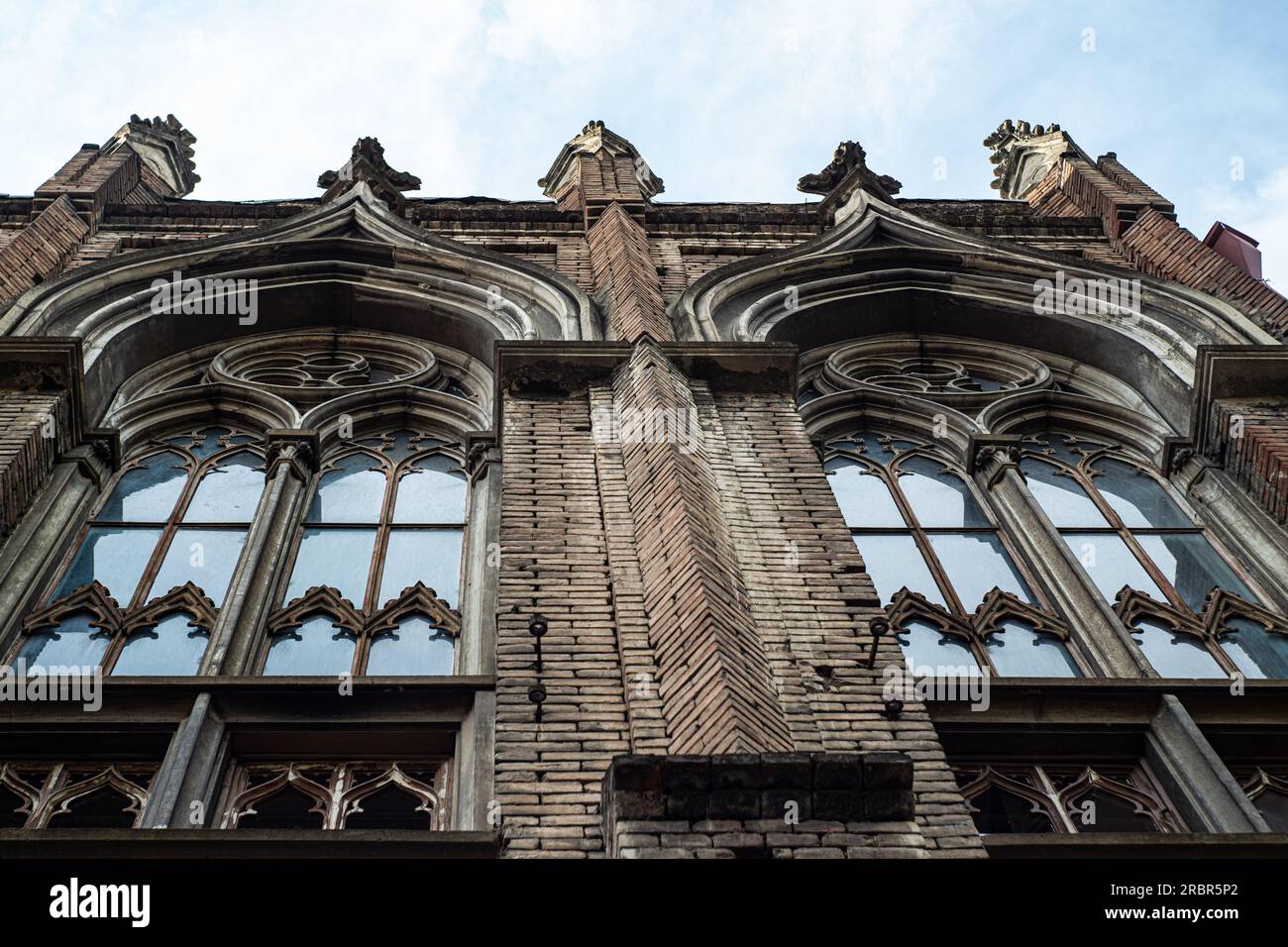 Dettagli dell'esterno di uno dei più famosi edifici gotici della vecchia Tbilisi, capitale della Georgia Foto Stock