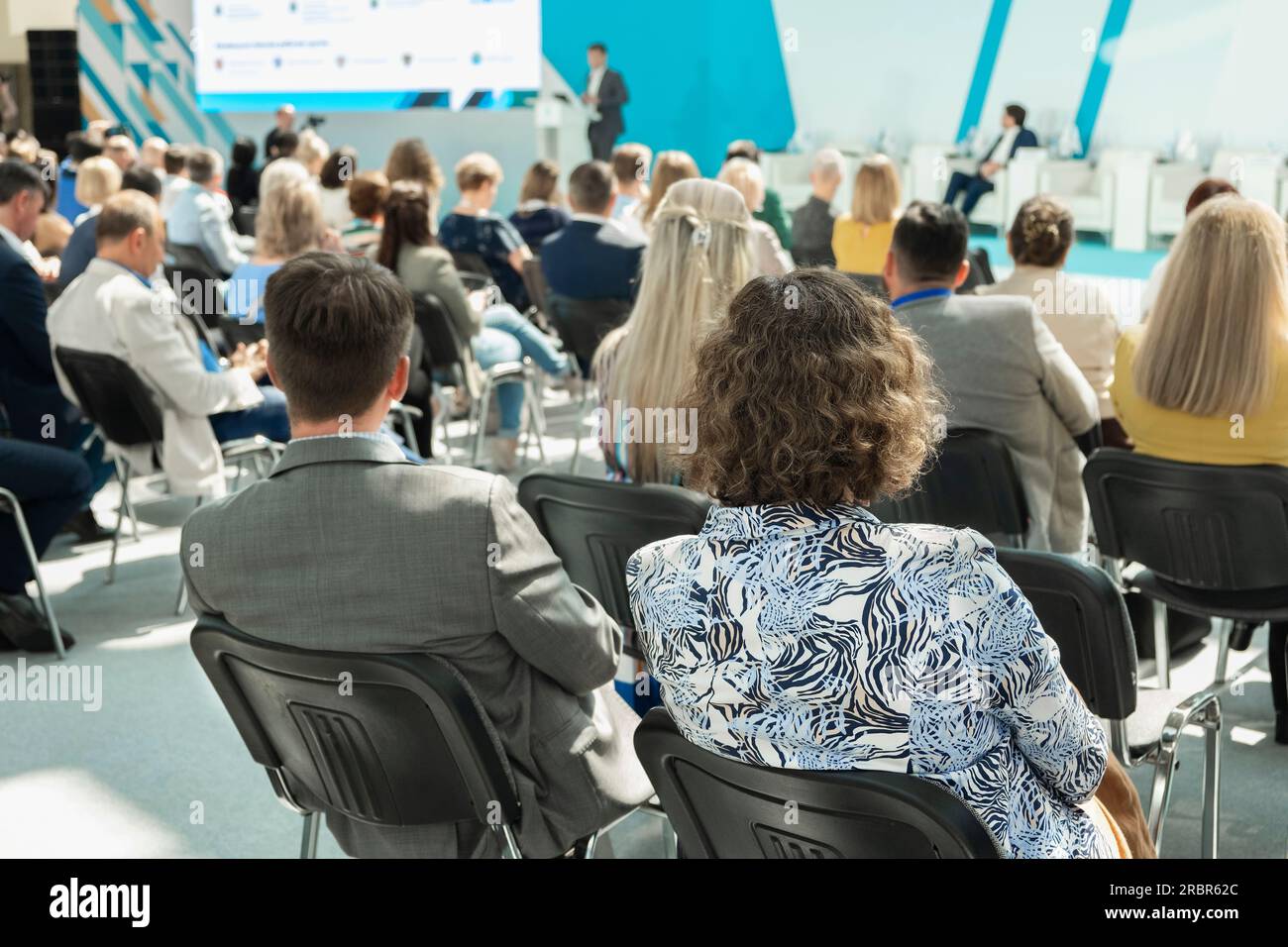 Donna d'affari e persone che ascoltano la conferenza. concetto di formazione aziendale Foto Stock