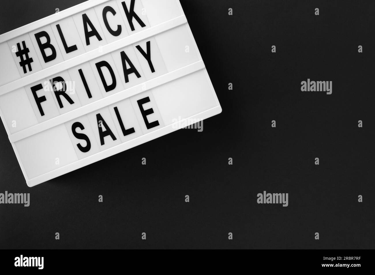 Composizione promozionale Flat Lay TOP view con testo di vendita Black friday su lightbox Foto Stock
