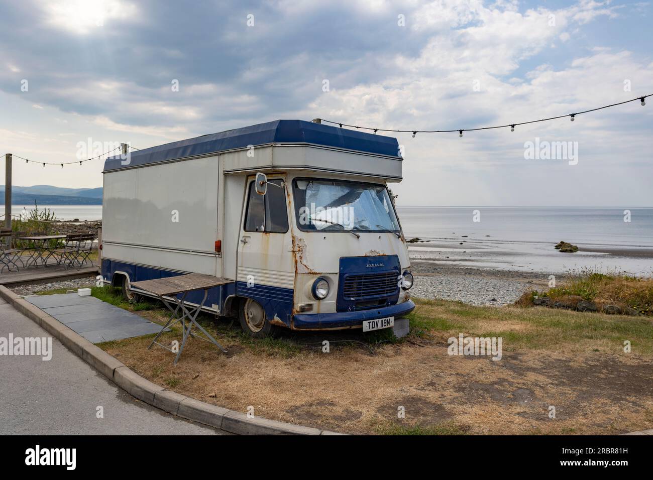 Barmouth, galles, 14 giugno 2023, vecchio food truck sul mare Foto Stock