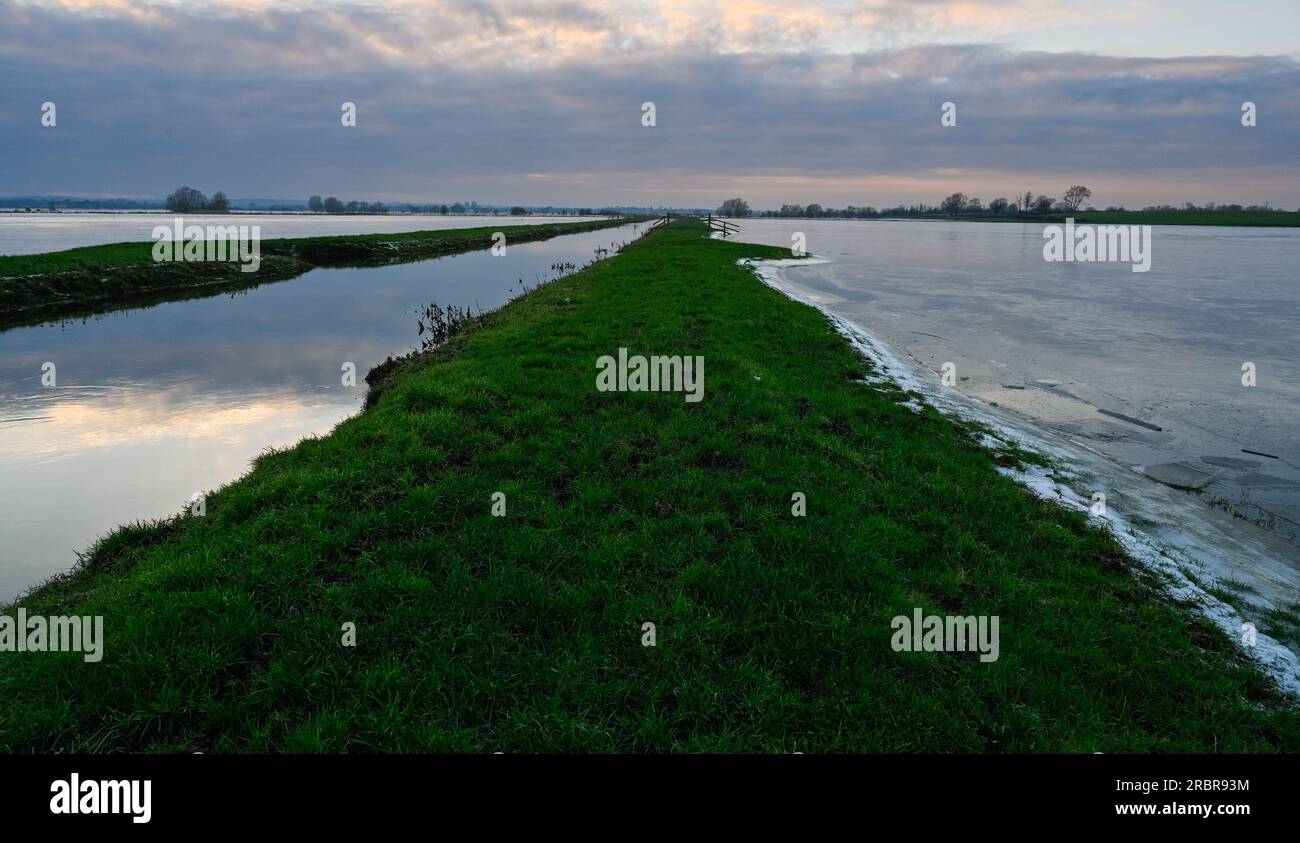 Godney vicino a Glastonbury Somerset, Inghilterra. Campi allagati al tramonto, gennaio 2023 Foto Stock